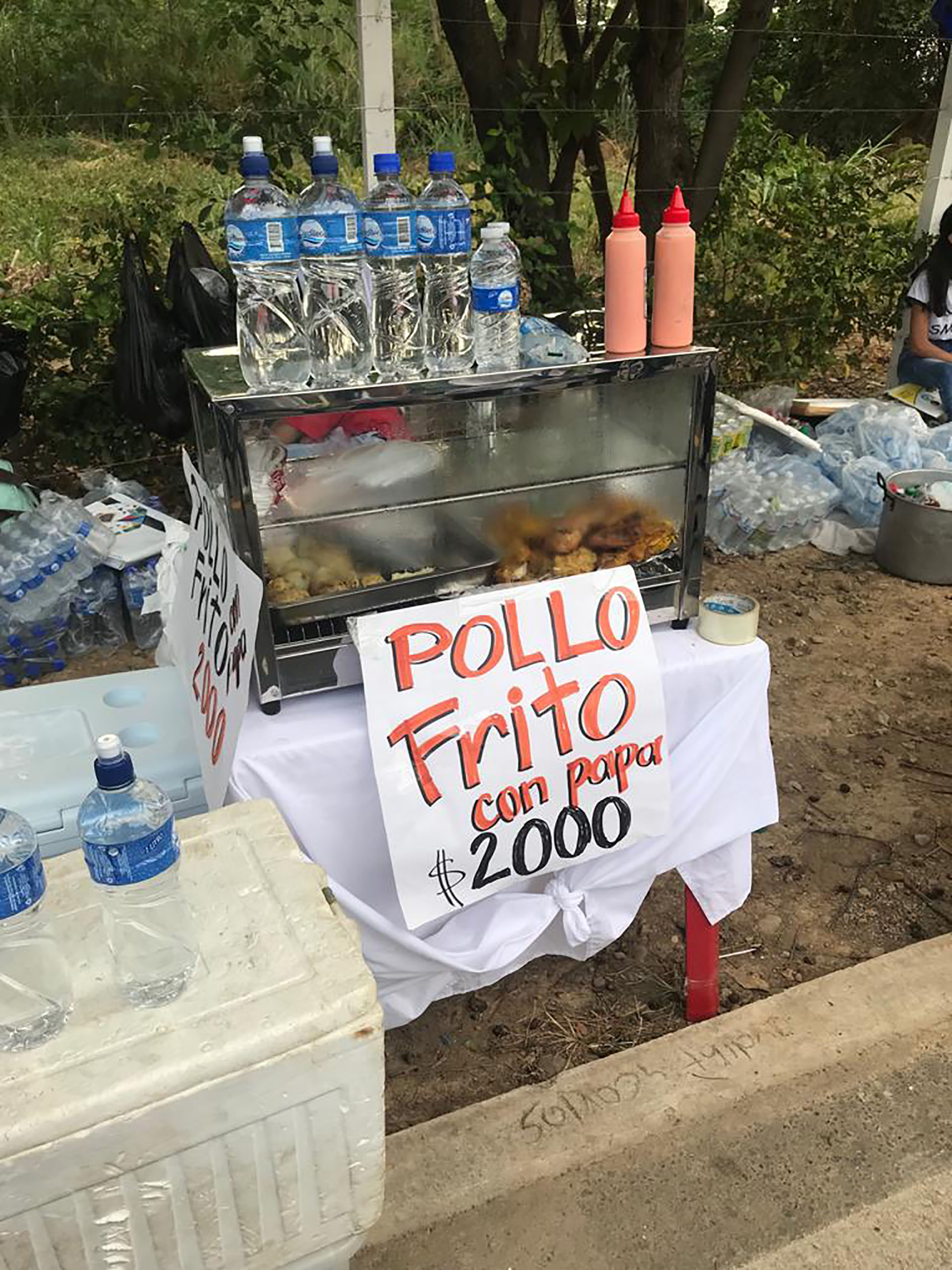 Un puesto de comida en el concierto “Venezuela Aid Love”