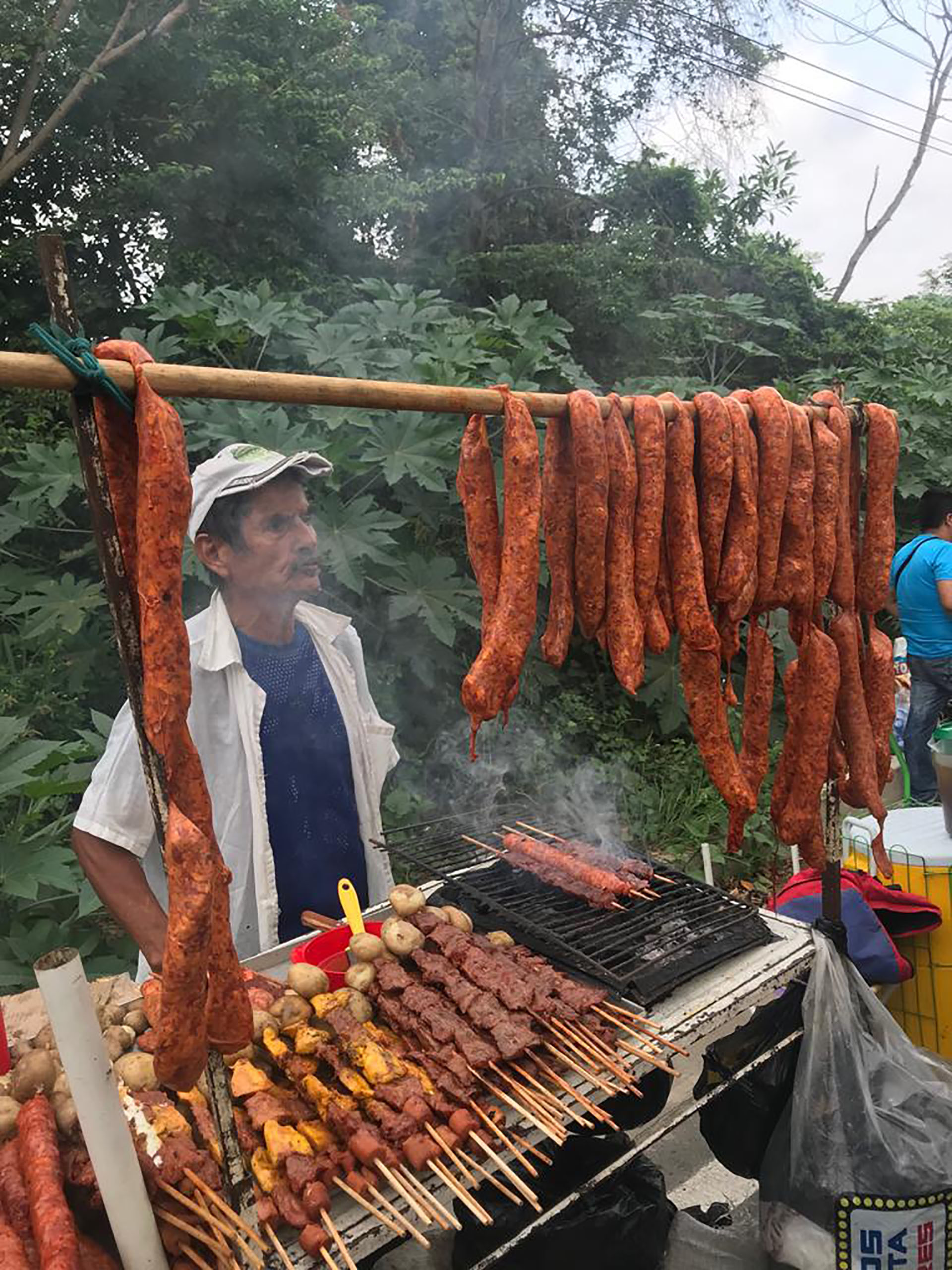 Puestos de comida en la llegada al recital Venezuela Aid Live.