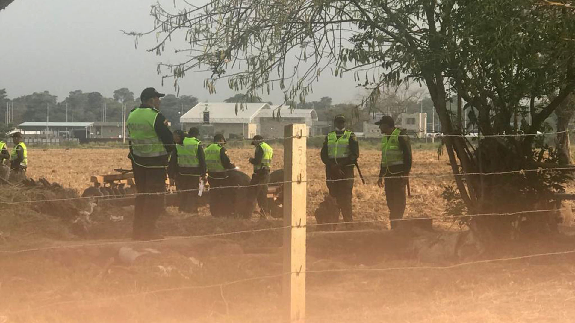 Los policías locales rodeaban el perímetro del concierto “Venezuela Aid Live” este viernes en Cúcuta, Colombia.