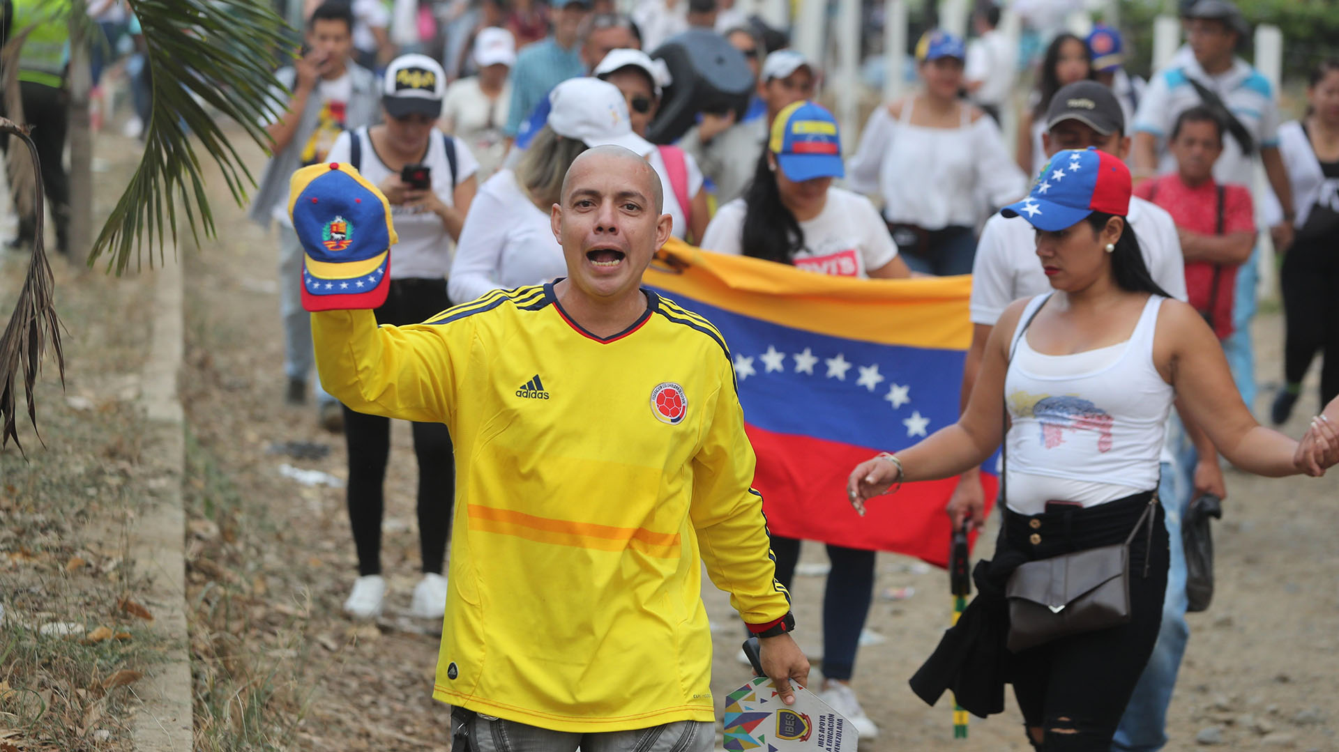 Cientos de venezolanos llegan al concierto para apoyar el restablecimiento de la democracia en Venezuela.