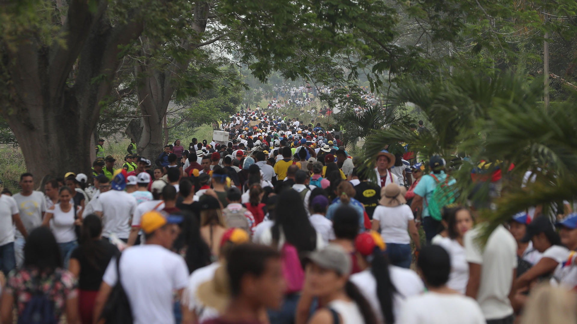 Cientos de personas comienzan a llegar para asistir al concierto Venezuela Aid Live este viernes, en CÃºcuta (Colombia). Se espera la asistencia de 250.000 personas en el âVenezuela Aid Liveâ, un evento que busca movilizar recursos para Venezuela. En total serÃ¡n 32 artistas de Argentina, Colombia, EspaÃ±a, Estados Unidos, MÃ©xico, Puerto Rico, Suecia y Venezuela quienes participarÃ¡n del concierto que busca recaudar hasta 100 millones de dÃ³lares en 60 dÃ­as. (EFE)