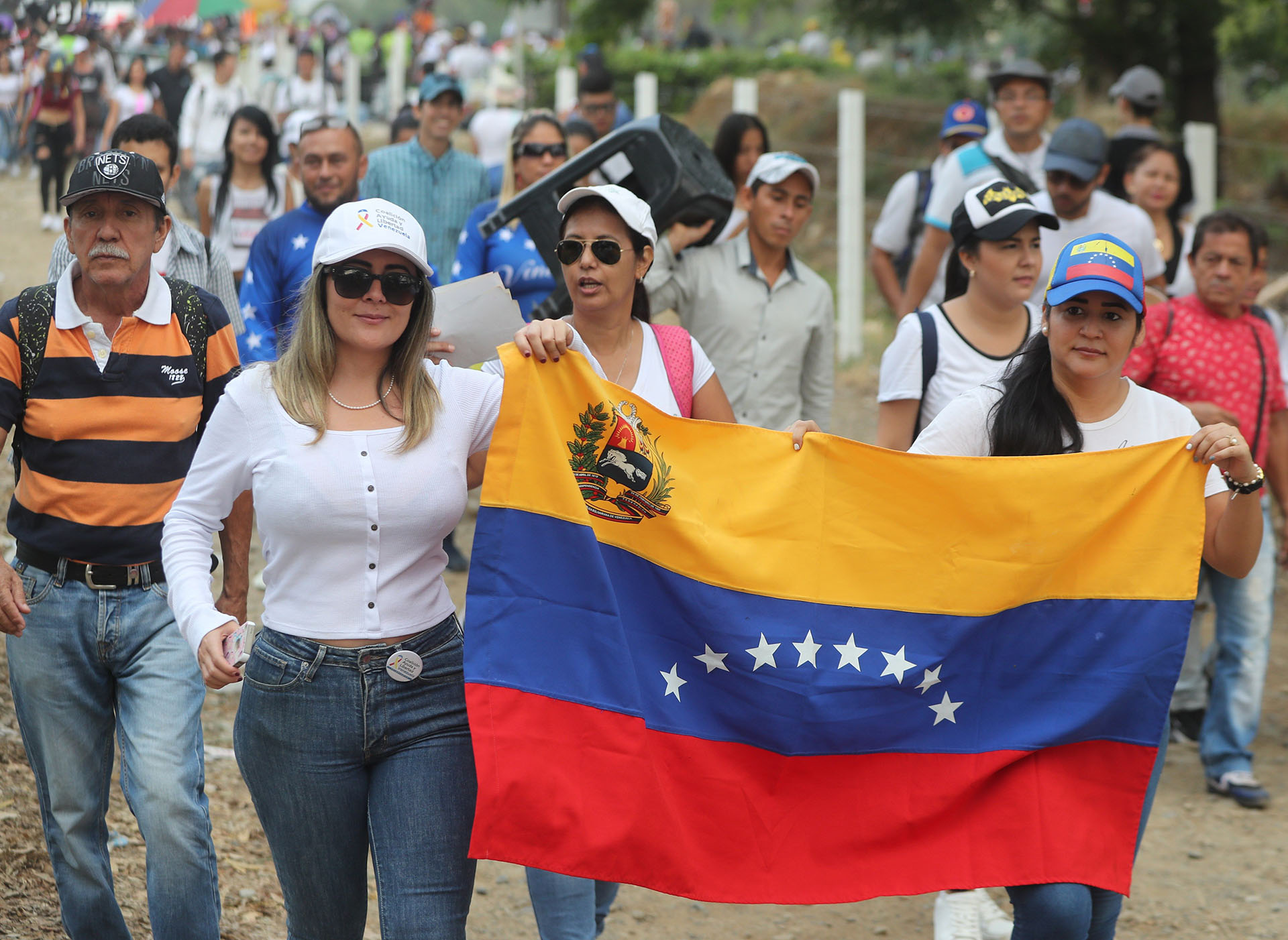 Cientos de personas comienzan a llegar para asistir al concierto Venezuela Aid Live este viernes, en Cúcuta (Colombia). Se espera la asistencia de 250.000 personas en el “Venezuela Aid Live”, un evento que busca movilizar recursos para Venezuela. En total serán 32 artistas de Argentina, Colombia, España, Estados Unidos, México, Puerto Rico, Suecia y Venezuela quienes participarán del concierto que busca recaudar hasta 100 millones de dólares en 60 días. (EFE)