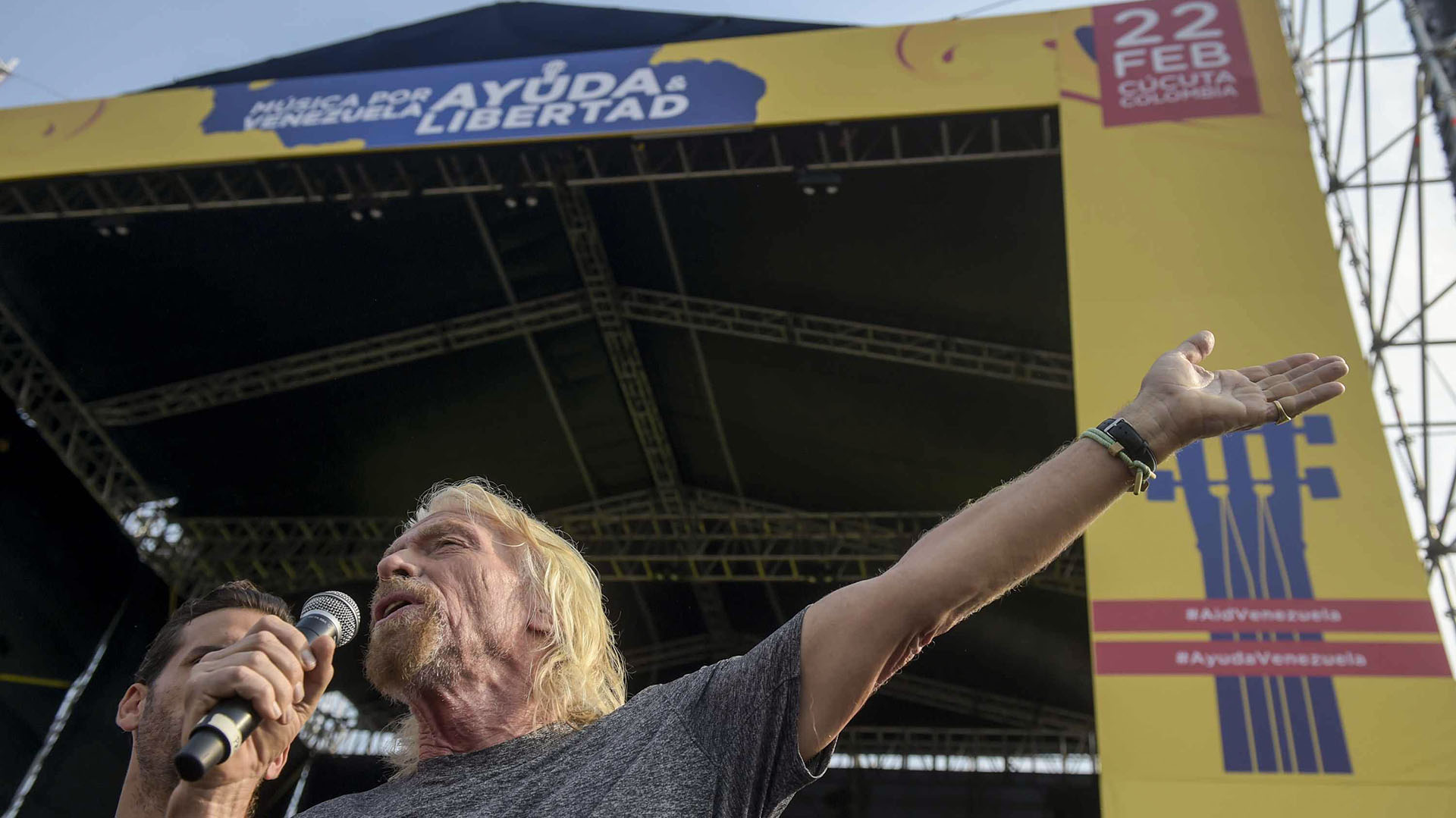 El multimillonario britÃ¡nico Richard Branson habla durante el concierto âVenezuela Aid Liveâ que organizÃ³ para recaudar fondos para Venezuela en el Puente Internacional Tienditas en CÃºcuta, Colombia, el 22 de febrero de 2019. (AFP)