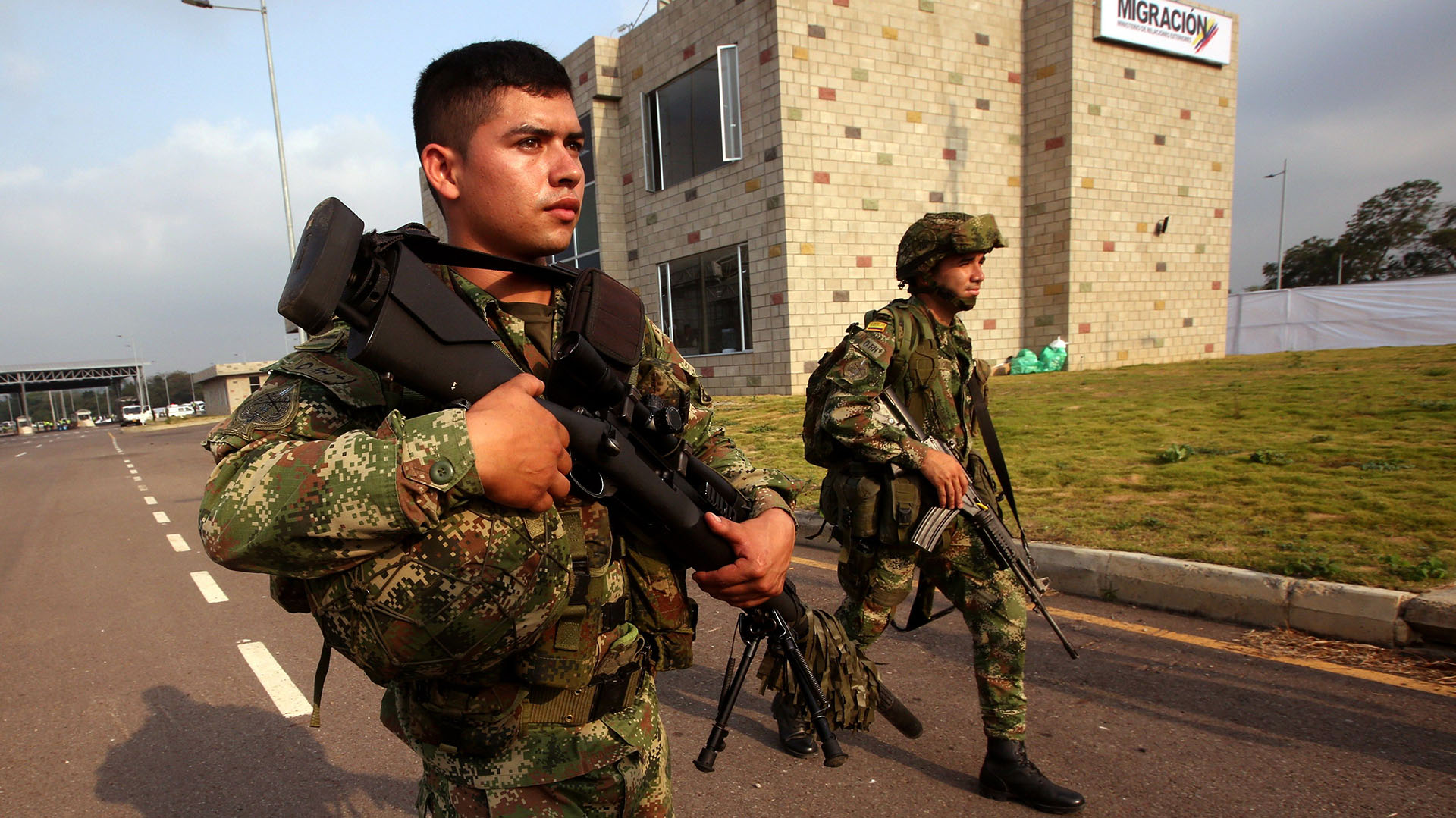 Miembros del ejército colombiano montan guardia en las inmediaciones del concierto “Venezuela Aid Live” este viernes, en Cúcuta (Colombia). (EFE/ Mauricio Dueñas Castañeda)
