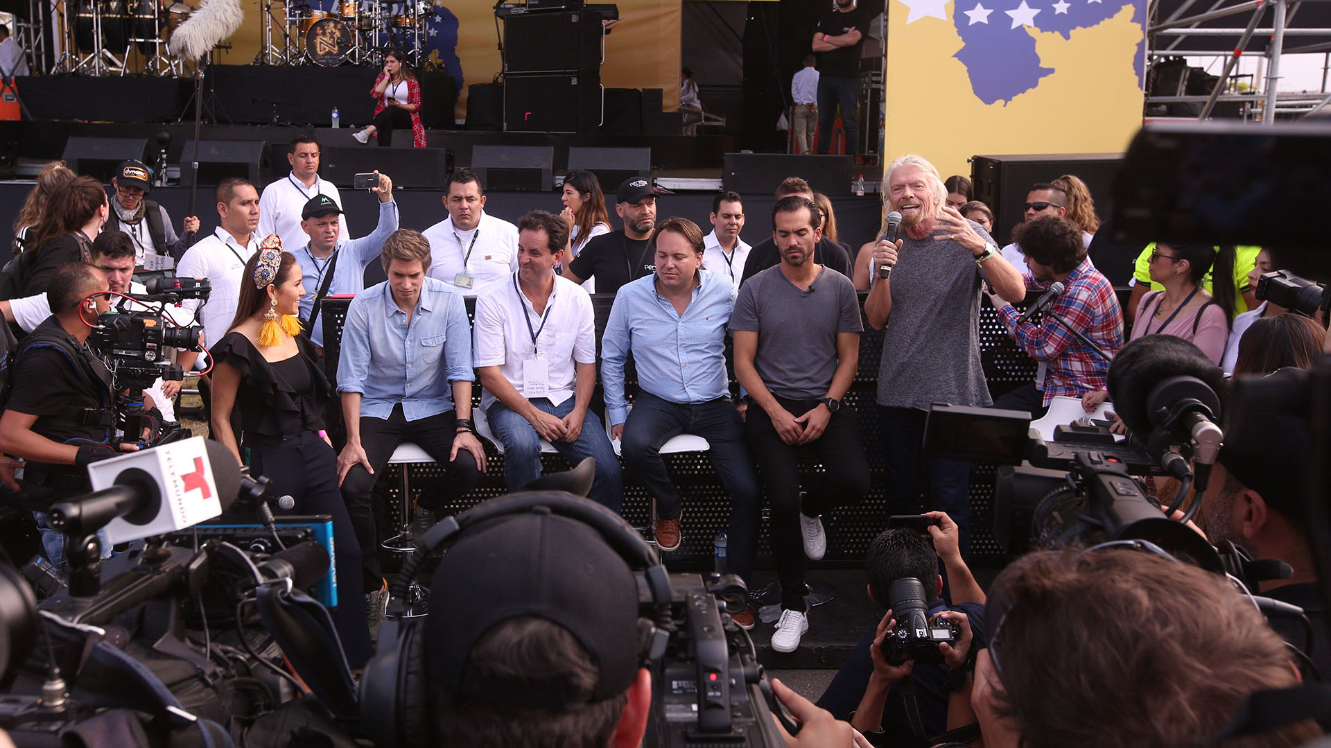 El magnate y organizador del evento Richard Branson (d) habla ante los medios previo al concierto Venezuela Aid Live este viernes, en Cúcuta, Colombia. (EFE)