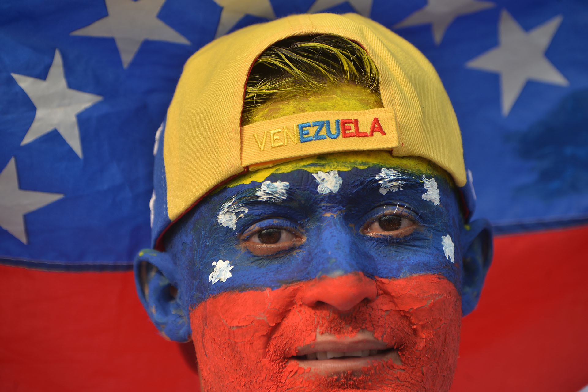 Un hombre con la cara pintada en los colores de la bandera de Venezuela en el concierto “Venezuela Aid Live”. (AFP)