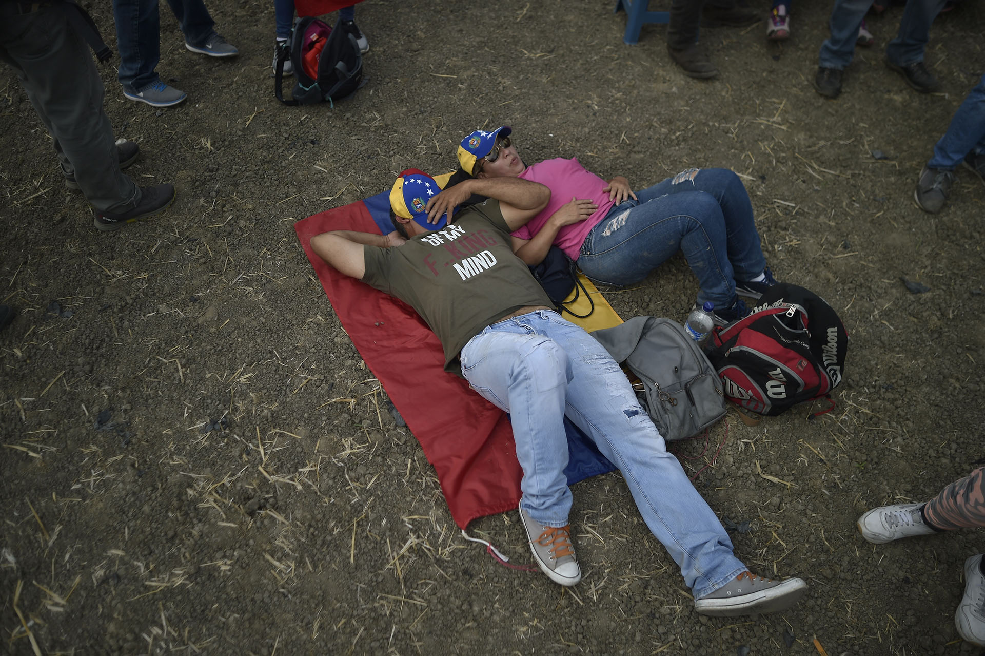 Una pareja descansa mientras espera el comienzo del concierto “Venezuela Aid Live”. (AFP)