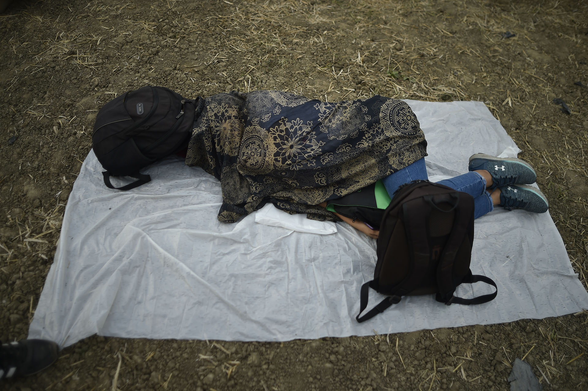Una mujer duerme a la espera del arranque del concierto “Venezuela Aid Live”. (AFP)