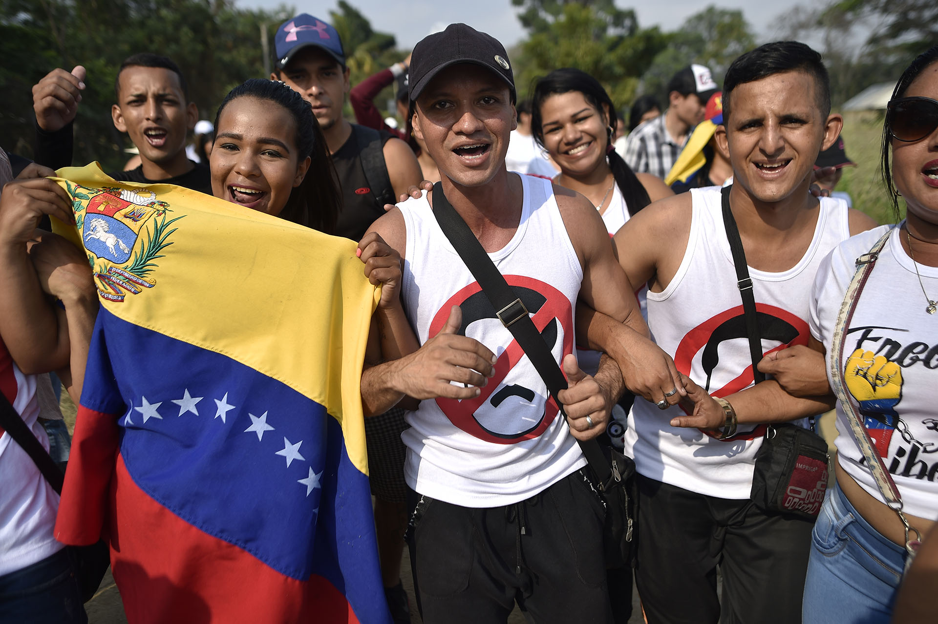 Un hombre con una camiseta en contra del dictador Nicolás Maduro. (AFP)