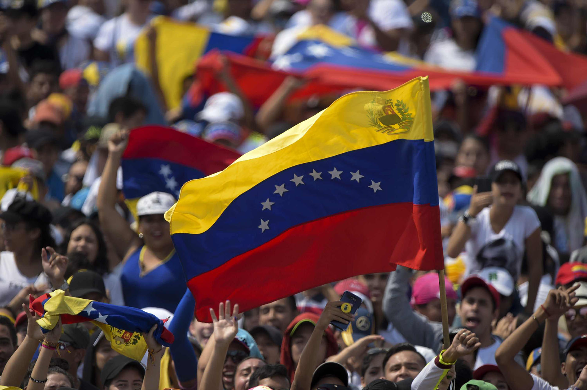 Una multitud espera el comienzo del concierto “Venezuela Aid Live”