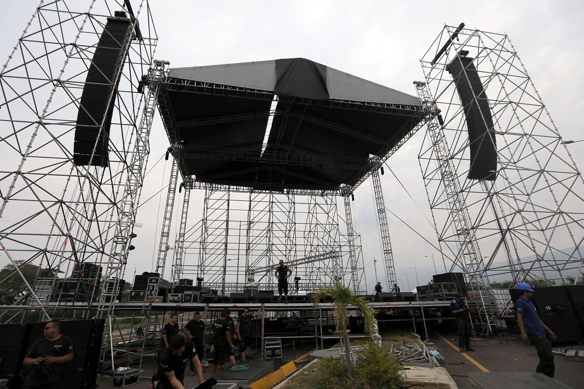 Los trabajadores montan el escenario para el concierto “Venezuela Live Aid” en el puente fronterizo de Tienditas entre Colombia y Venezuela en Cúcuta, Colombia, el 20 de febrero de 2019. (REUTERS/Luisa Gonzalez)