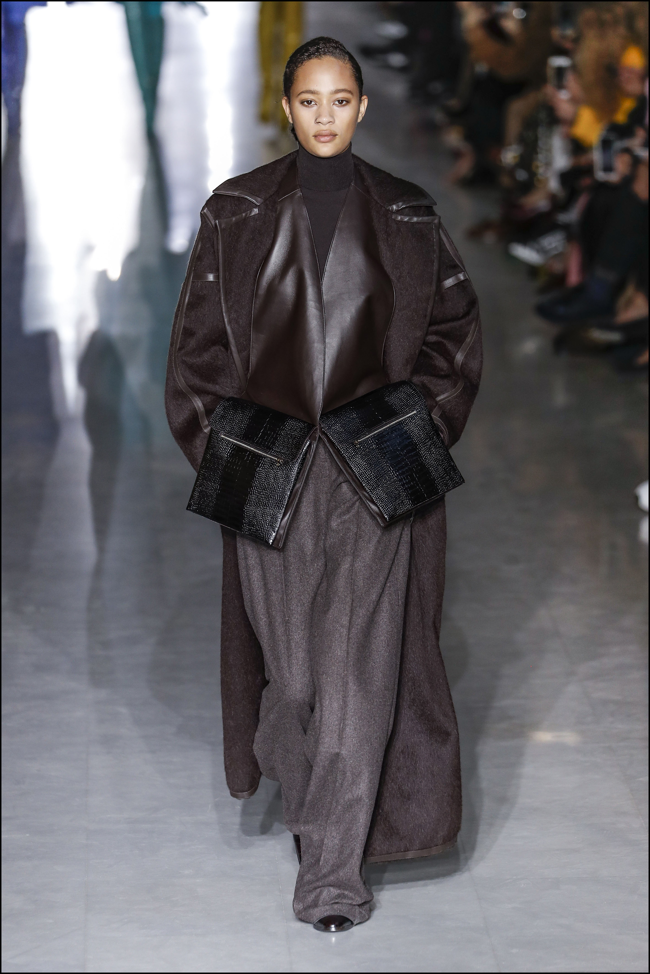 Tapados oversize y pantalones anchos se combinaron con riñoneras que parecían grandes bolsillos.