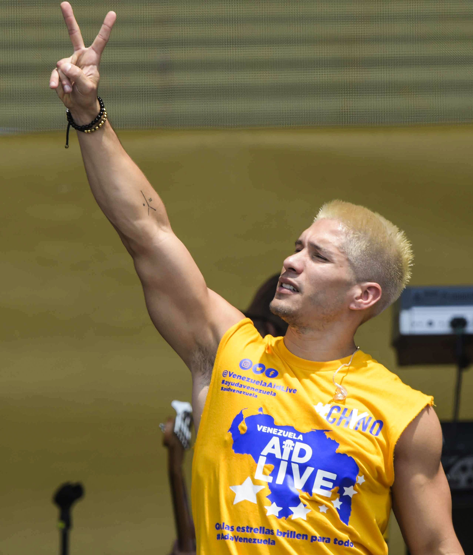 El cantante venezolano “Chyno” forma la letra V durante su actuación en el concierto “Venezuela Aid Live”. (AFP)