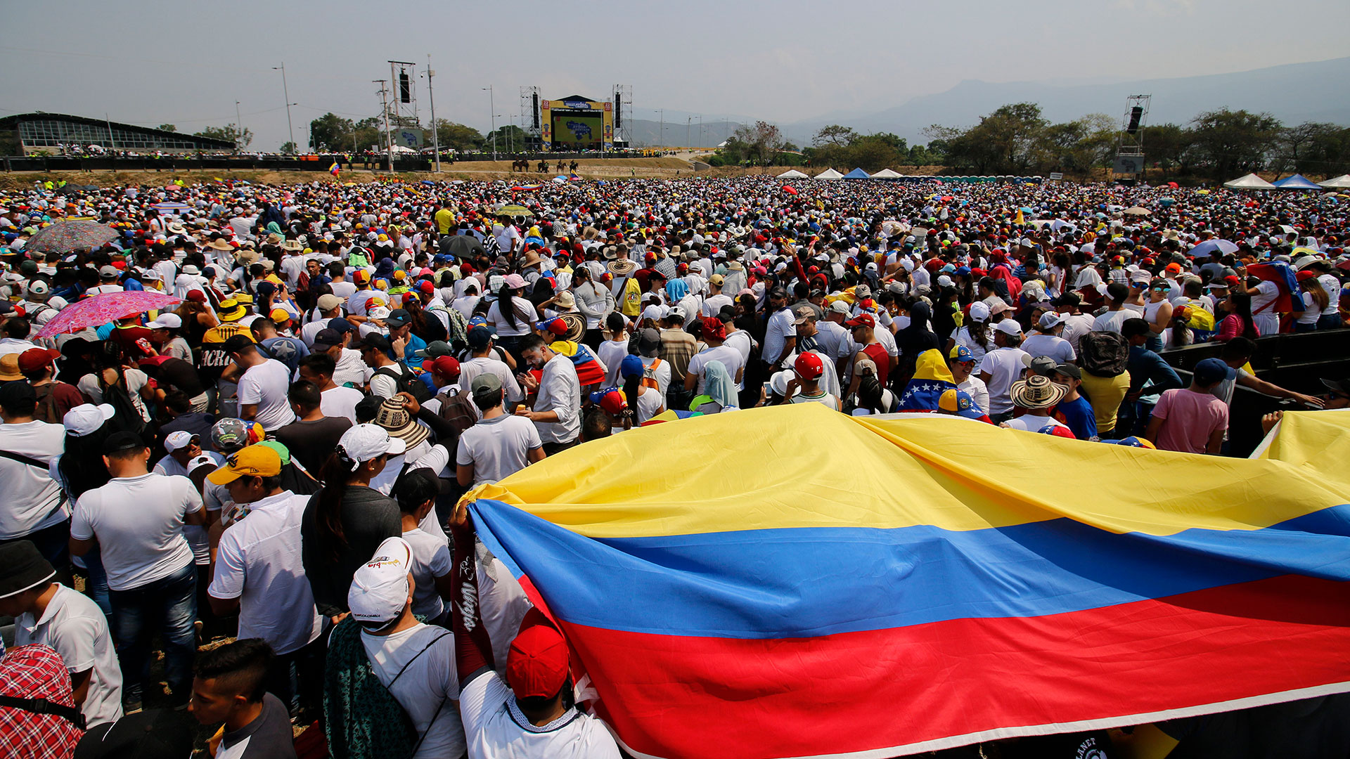 Miles de venezolanos y colombianos asistieron al festival solidario en Cúcuta (AFP)