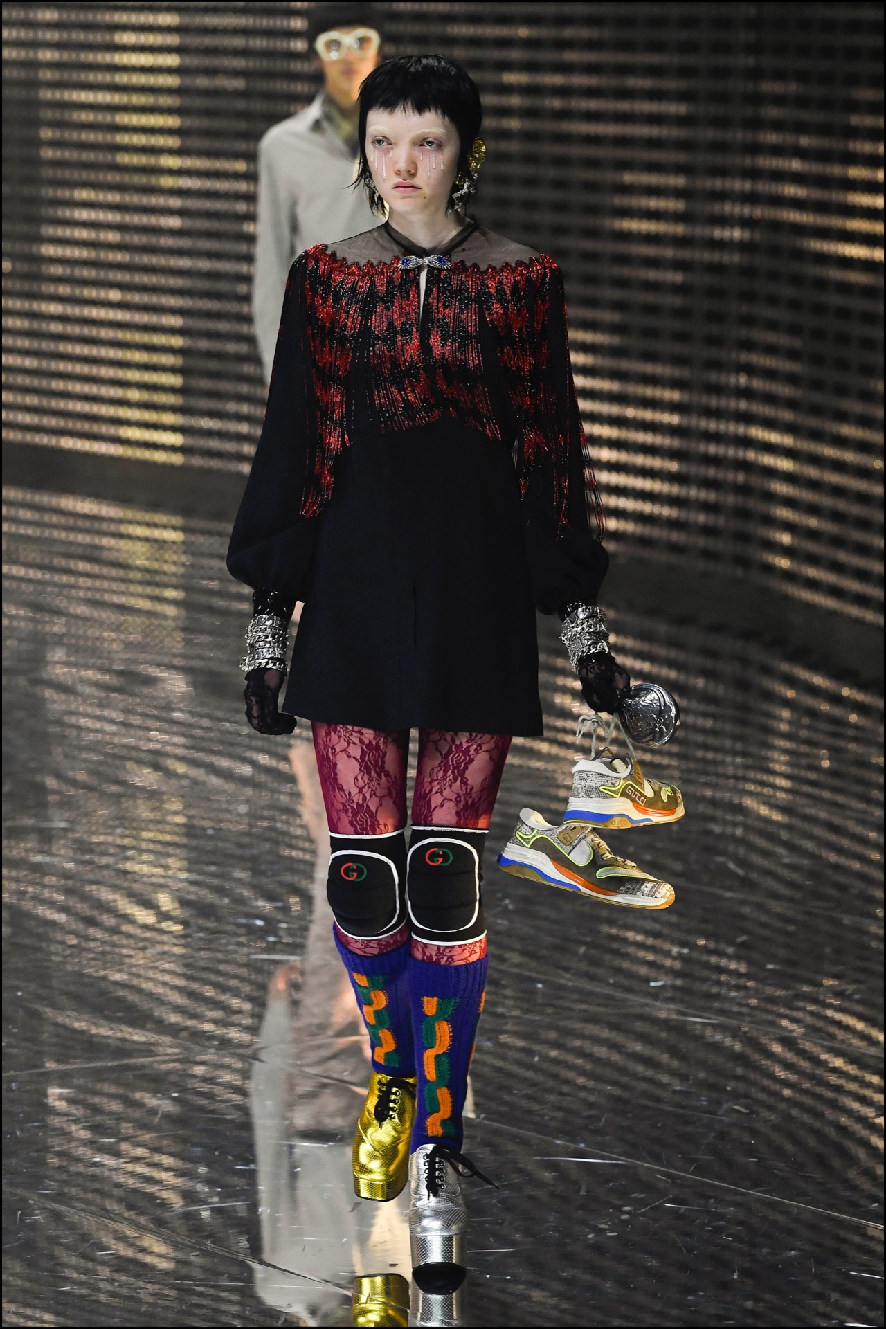 Las orejas doradas de Gucci con la impronta del artista argentino.