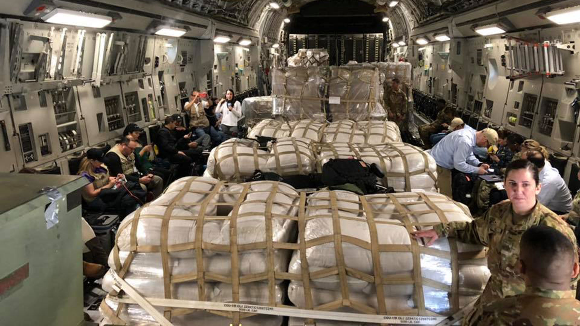 El interior de uno de los dos aviones militares que EEUU envió este viernes 22 de febrero a la frontera entre Venezuela y Colombia con más ayuda humanitaria