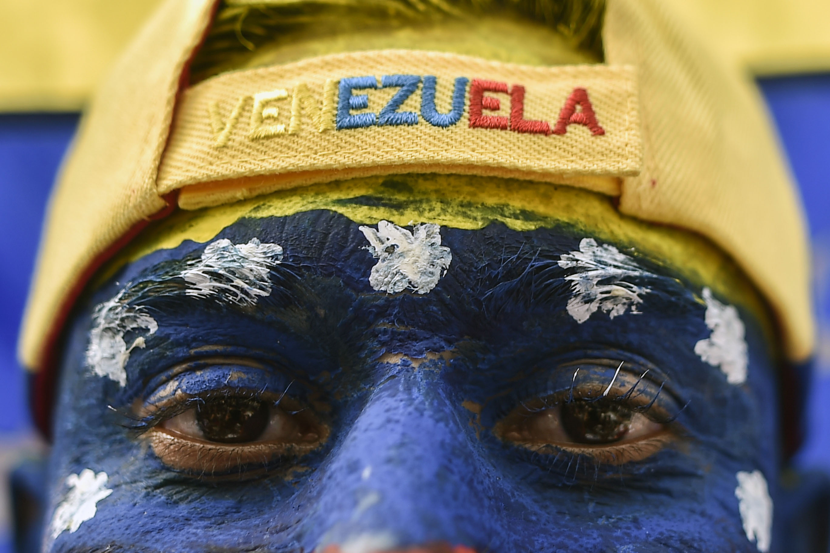 Un hombre con la cara pintada con los colores nacionales de Venezuela, asiste al concierto “Venezuela Aid Live” en el Puente Internacional Tienditas en Cúcuta, Colombia, el 22 de febrero de 2019. (AFP)