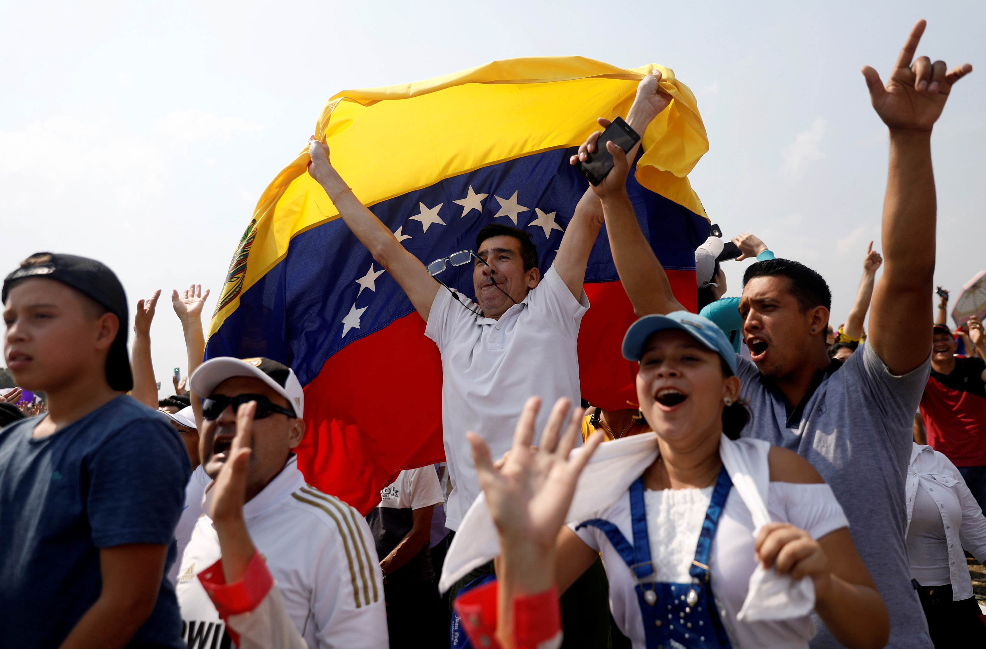 Un hombre con la bandera de Venezuela. (Reuters)
