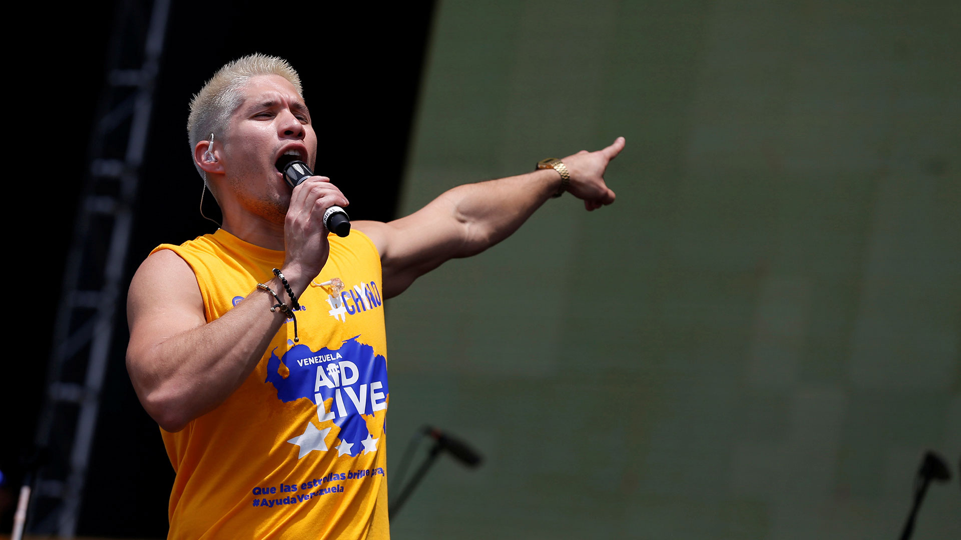 El cantante venezolano âChynoâ se presenta en el concierto âVenezuela Aid Liveâ. (AFP)