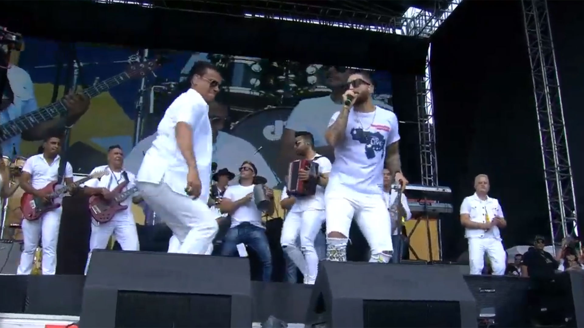 Los cantantes colombianos Silvestre Dangond y Maluma unen sus voces en la tarima de “Venezuela Aid Live”