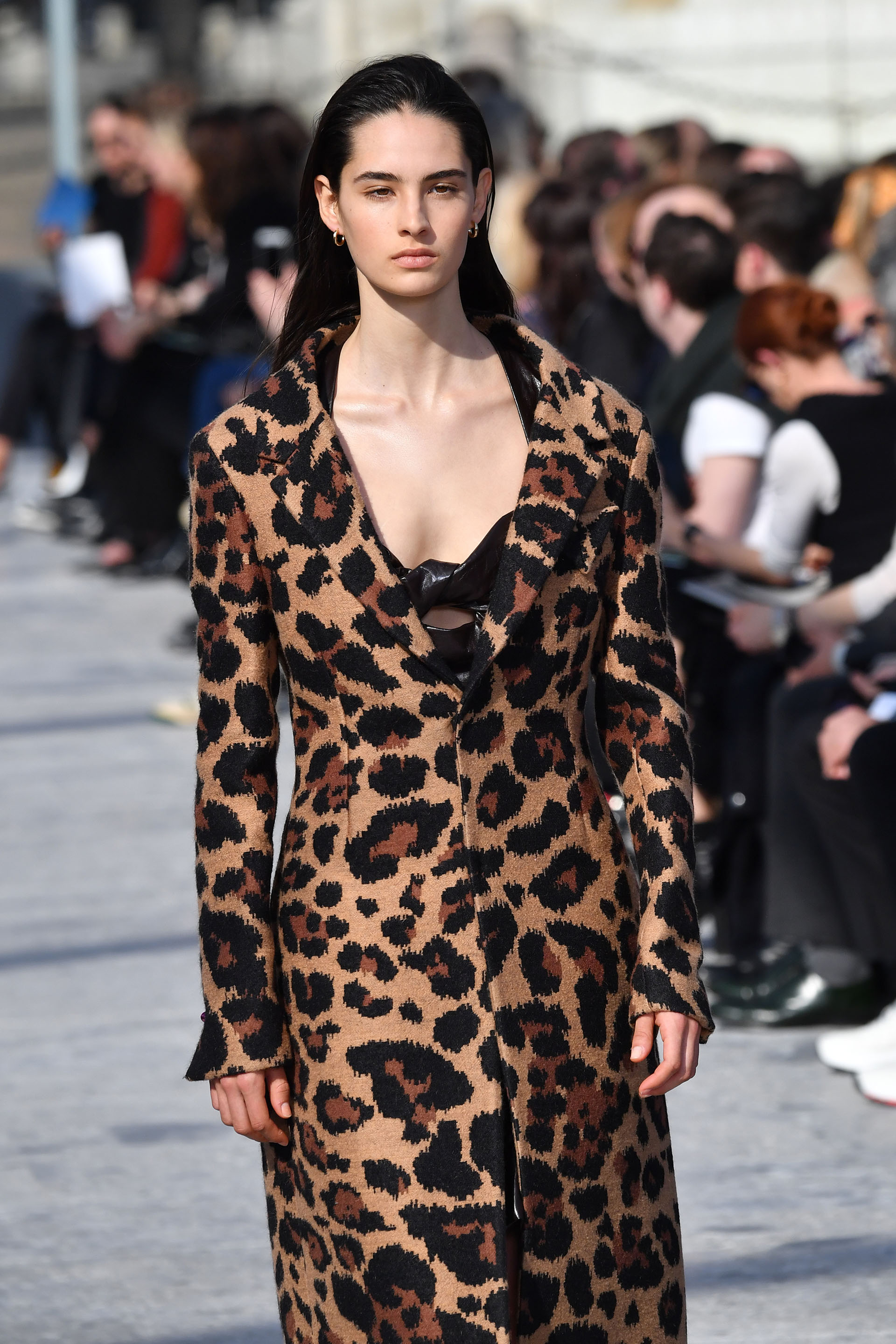 Print leopardo en Milán: Bottega Veneta presentó un maxi tapado de animal print de leopardo (Photo by Andreas SOLARO / AFP)