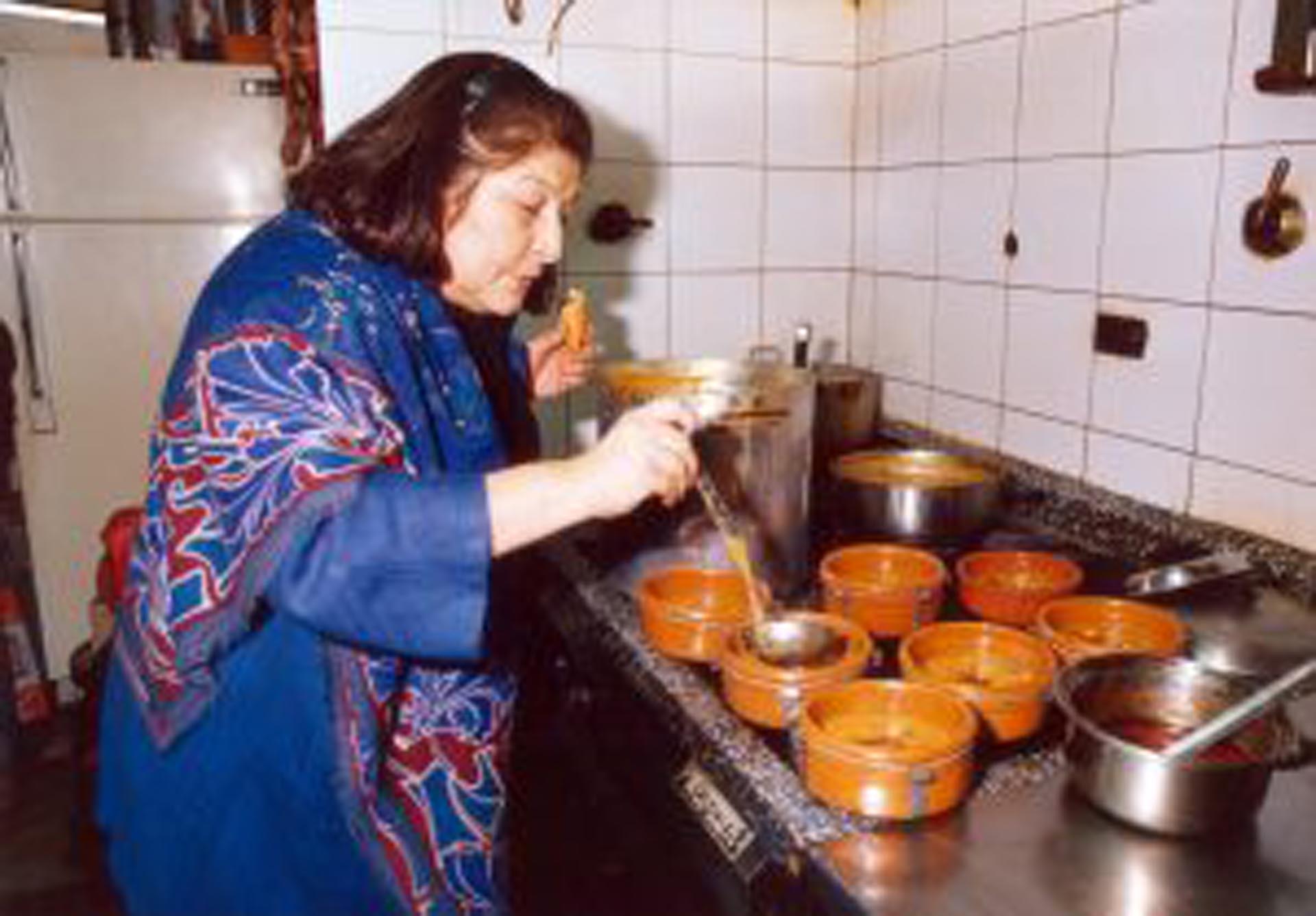 Mercedes Sosa en la cocina, durante un festejo del 25 de Mayo en Clásica y Moderna
