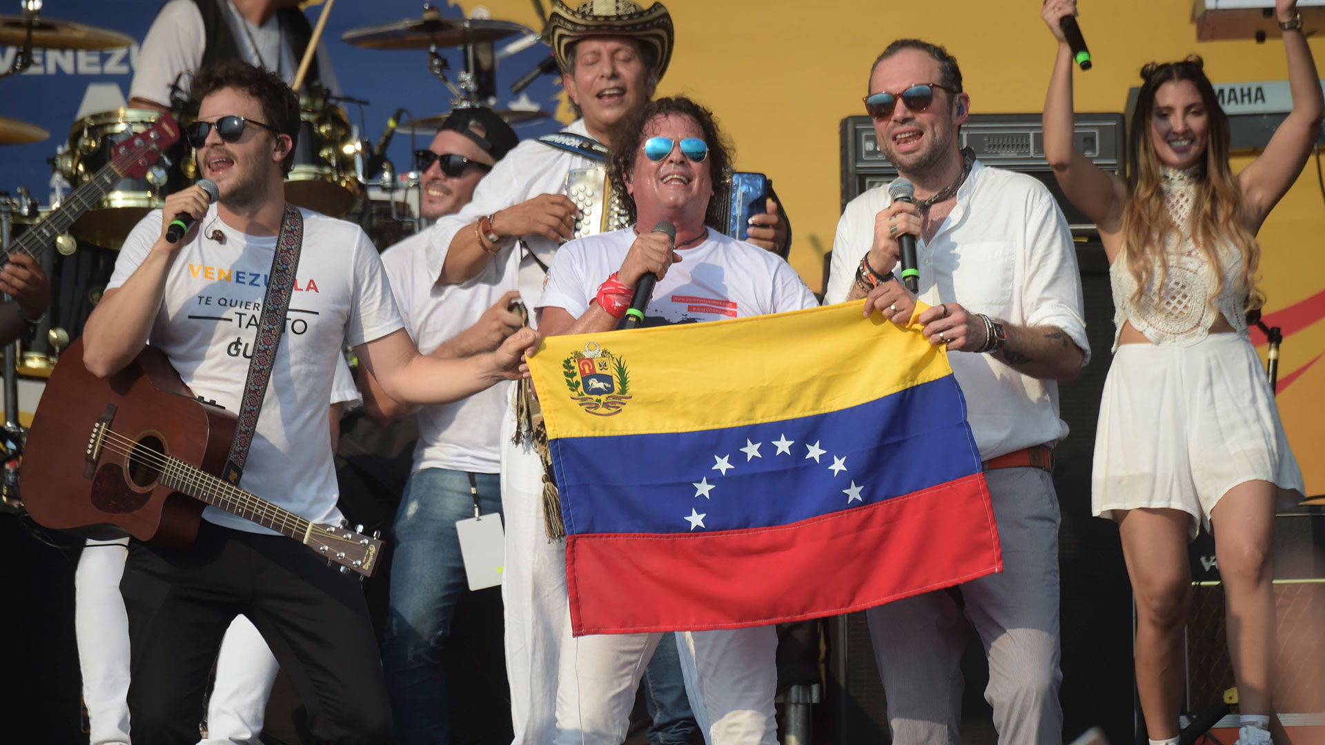 El cantante colombiano Carlos Vives junto a su banda (AFP)