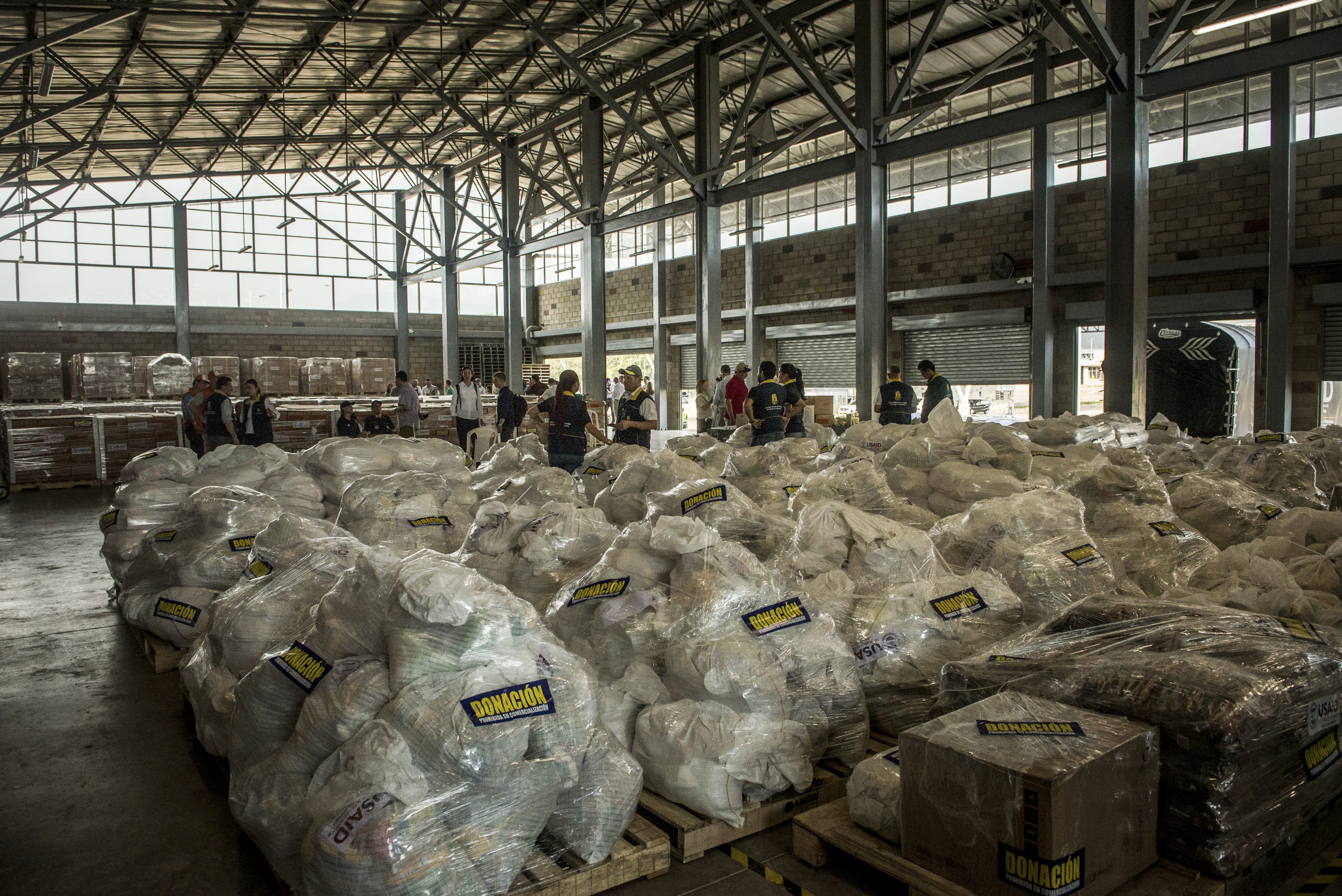 Colombia ha coordinado la entrega de ayuda humanitaria al pueblo venezolano por el que se han presentado confrontaciones en puente fronterizo. (Meridith Kohut/The New York Times)