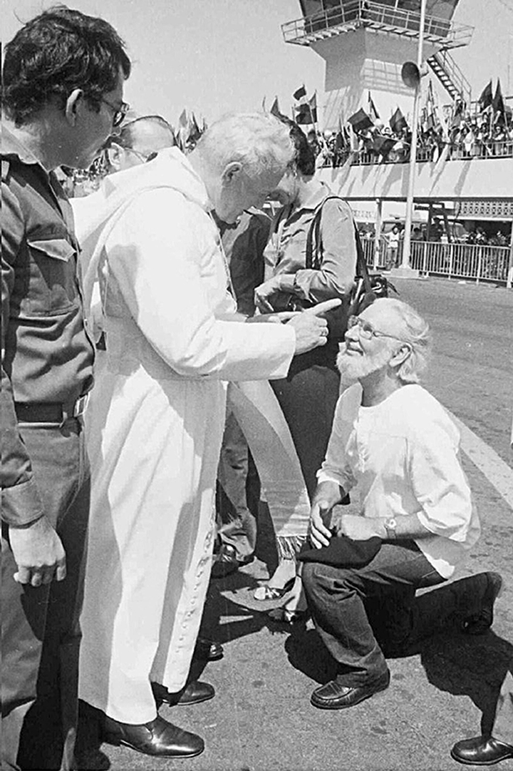 La histórica imagen de Juan Pablo II, en el aeropuerto de Managua, cuando reprende a Ernesto Cardenal. (Foto: Cortesía La Prensa)
