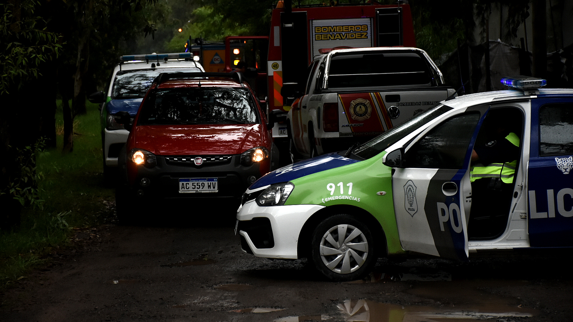La camioneta Fiat Adventure color rojo can la que Velaztiqui Duarte llevó a Jaitt hasta el salón de eventos (foto: Nicolas Stulberg)