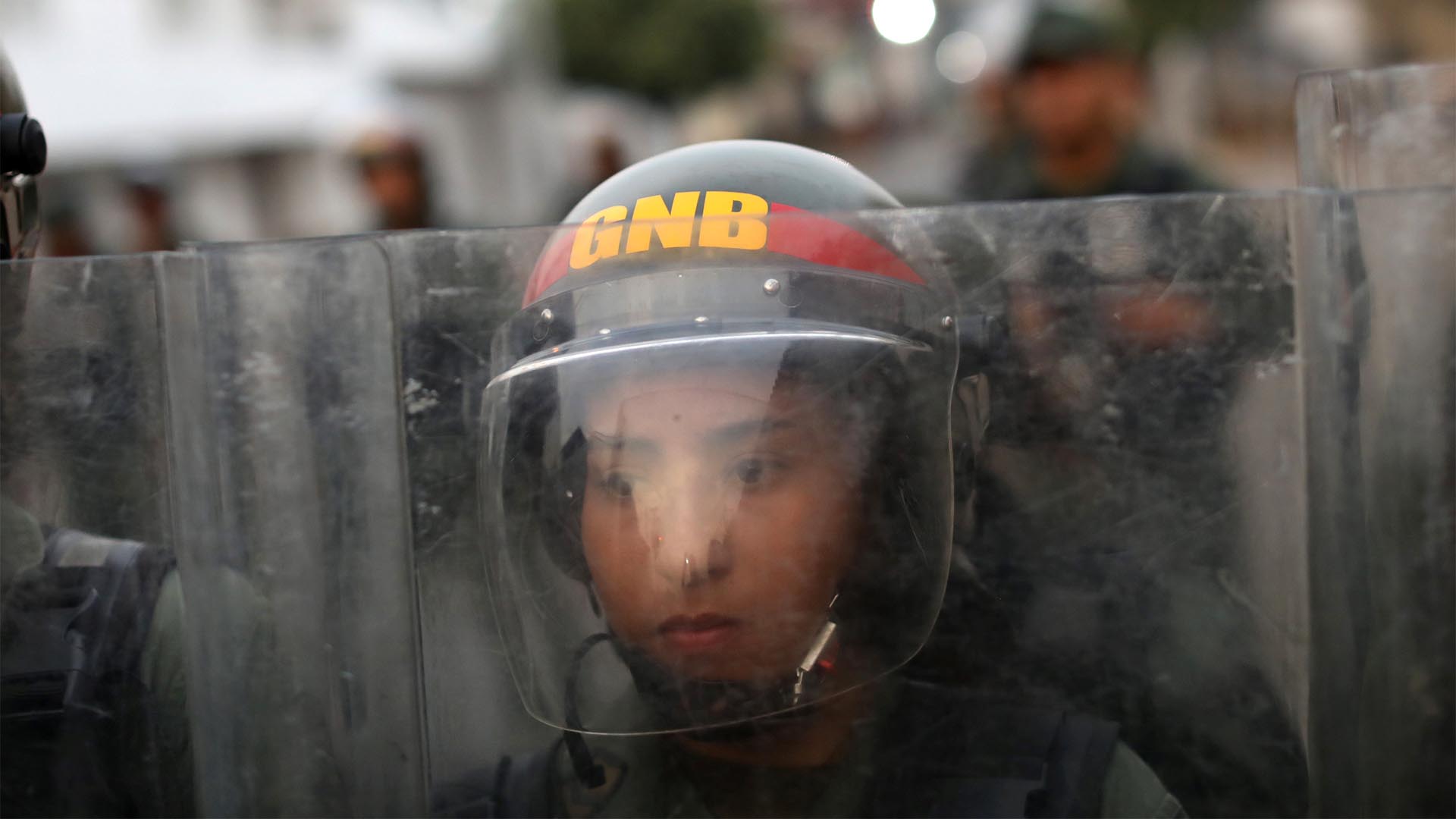 Una miembro de la Guardia Nacional Bolivariana con la mirada perdida durante las manifestaciones en Ureña (Reuters)