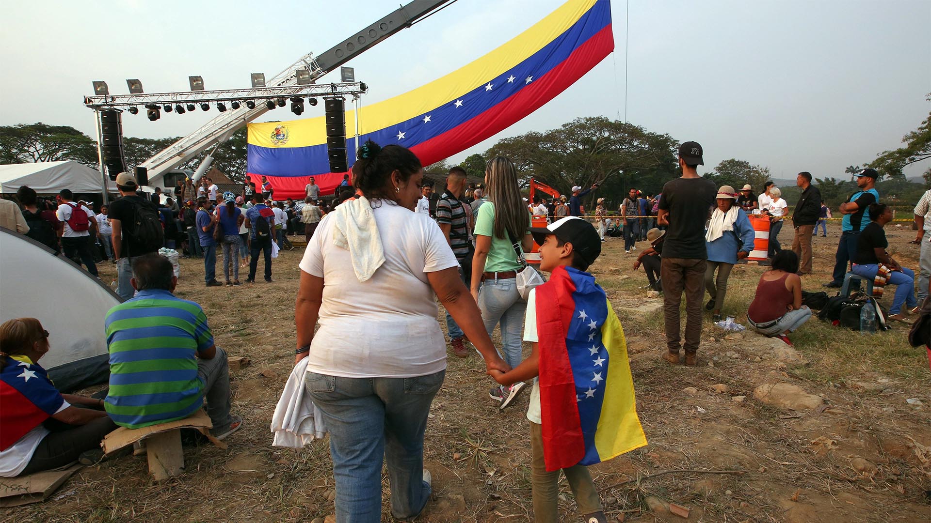 Ciudadanos venezolanos se reúnen cerca del puente internacional Tienditas este sábado, en Cúcuta (EFE)