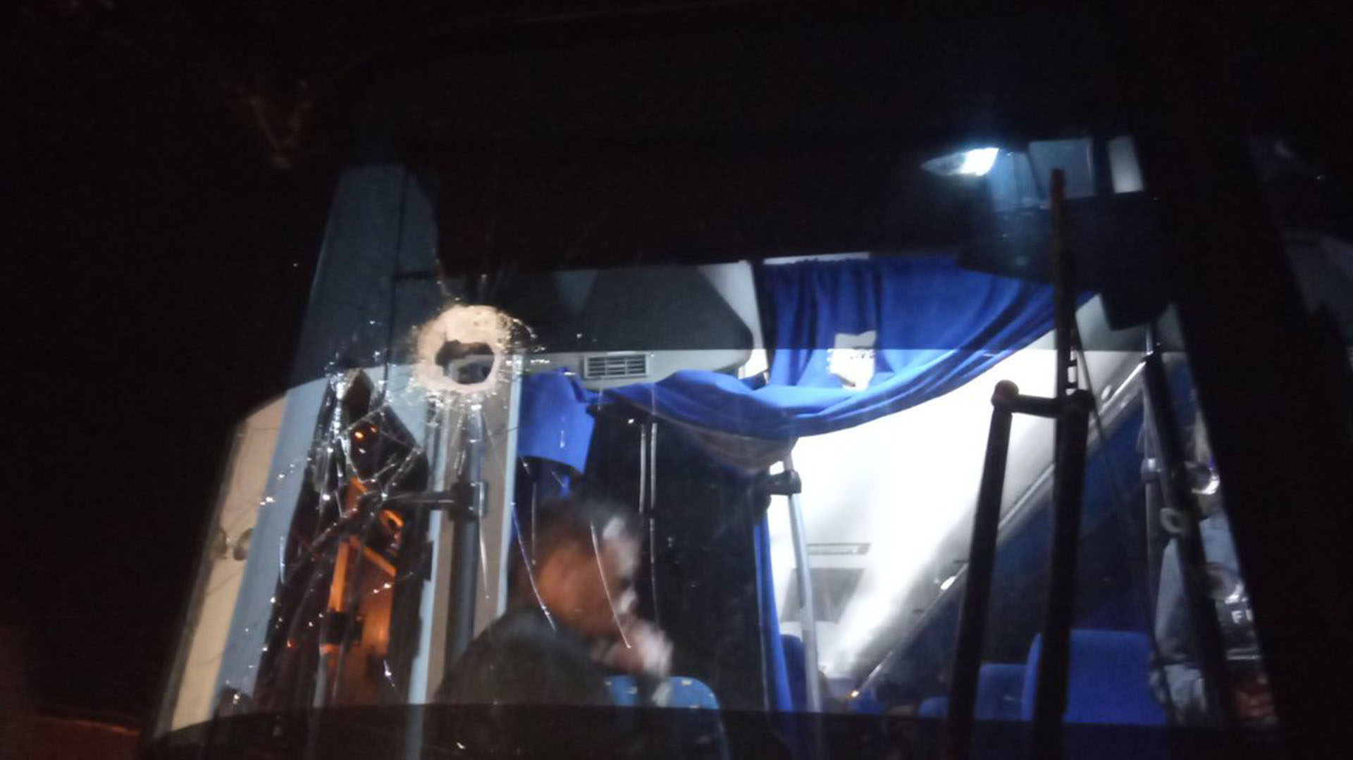 Así quedó el autobús tras el ataque (@AsambleaVE)