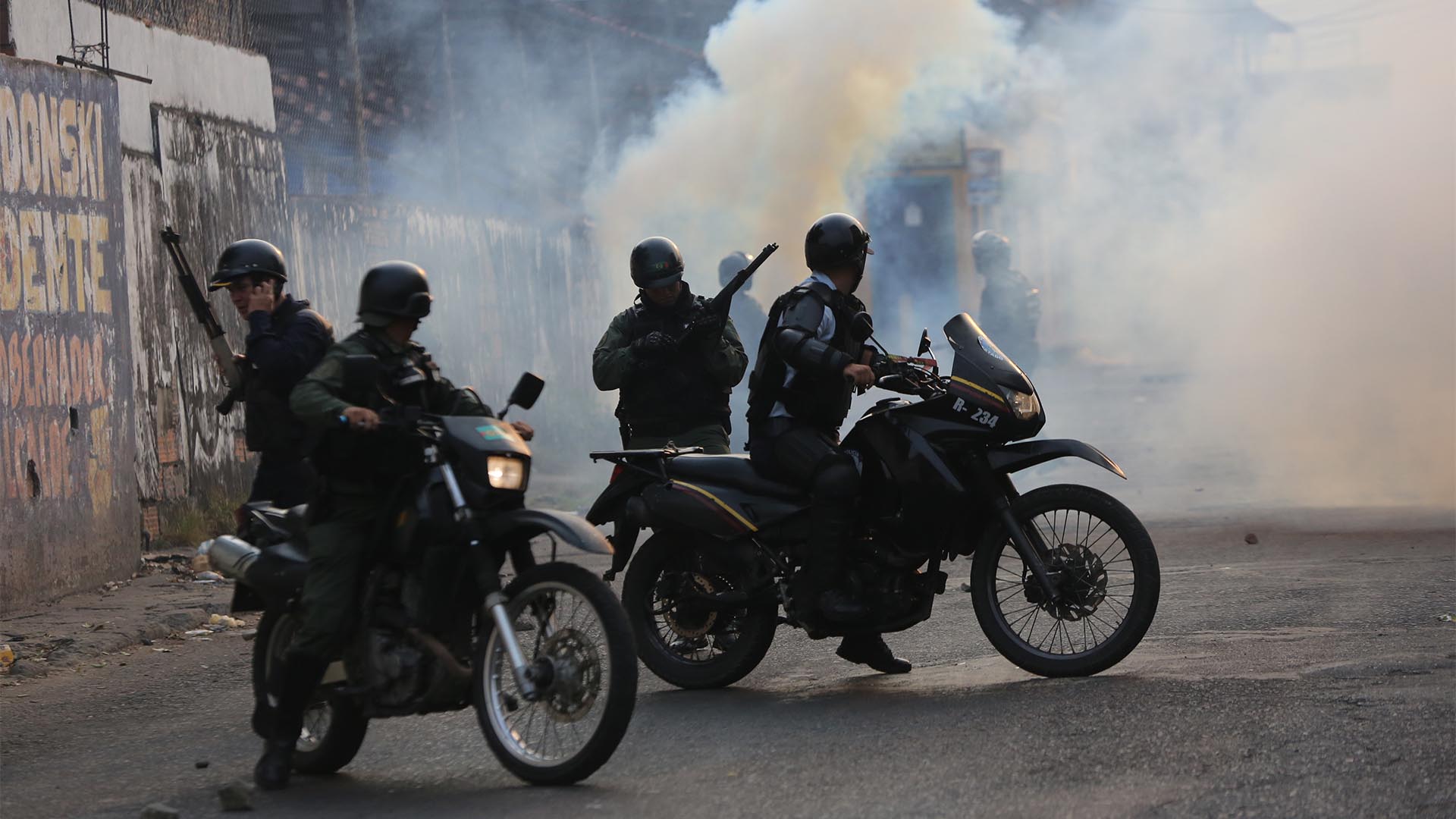 El régimen chavista reprimió el intento de ingreso de la ayuda humanitaria el pasado 23 de febrero (AP Photo/Rodrigo And)