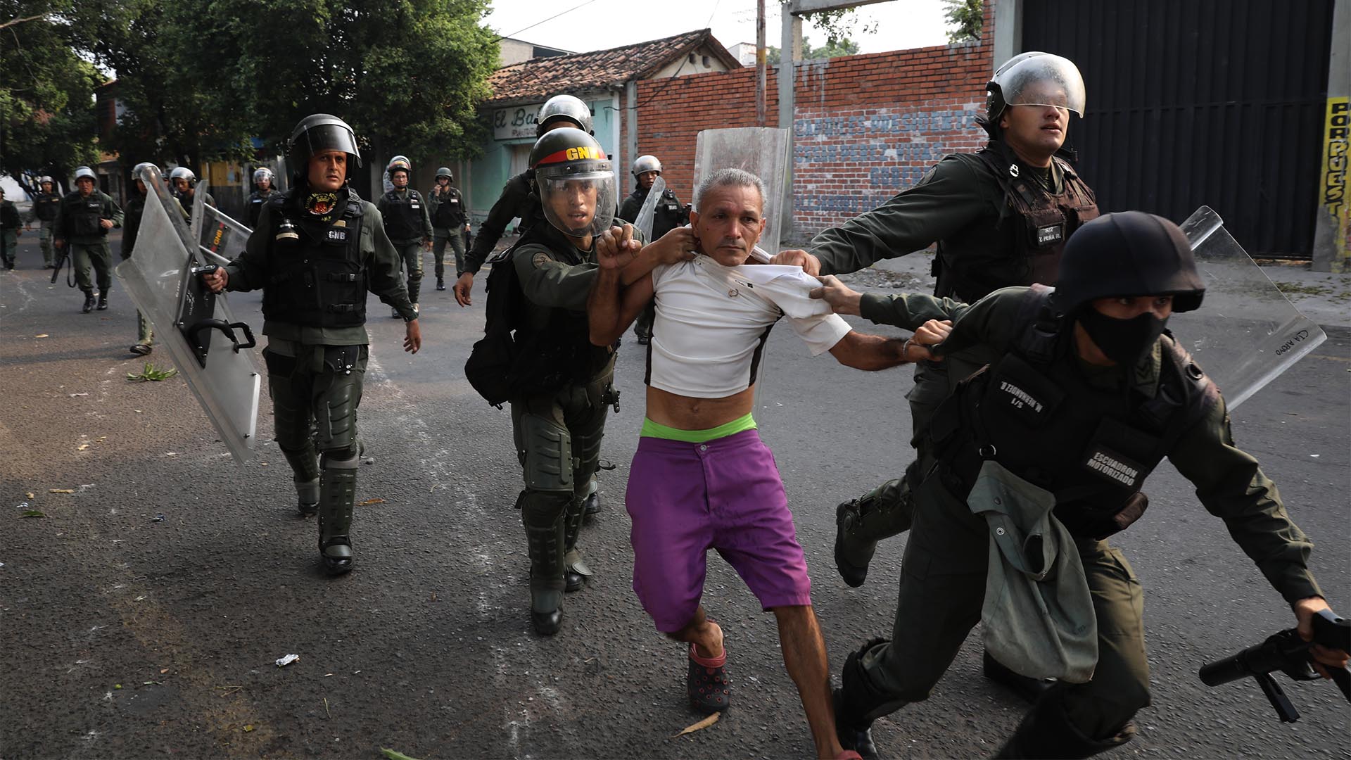 Un hombre está detenido durante los enfrentamientos con la Guardia Nacional Bolivariana en Ureña, Venezuela (AP)