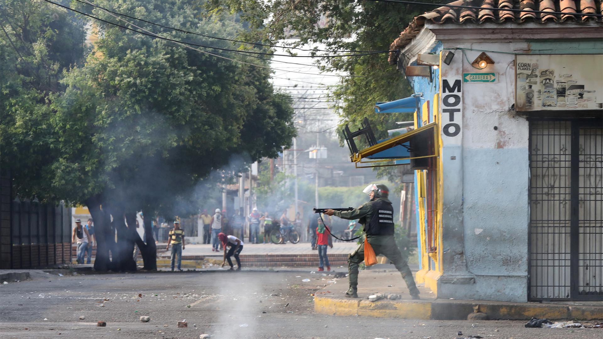 Un agente de la Guardia Nacional reprime a la población en Ureña (REUTERS/Andres Martinez Casares)