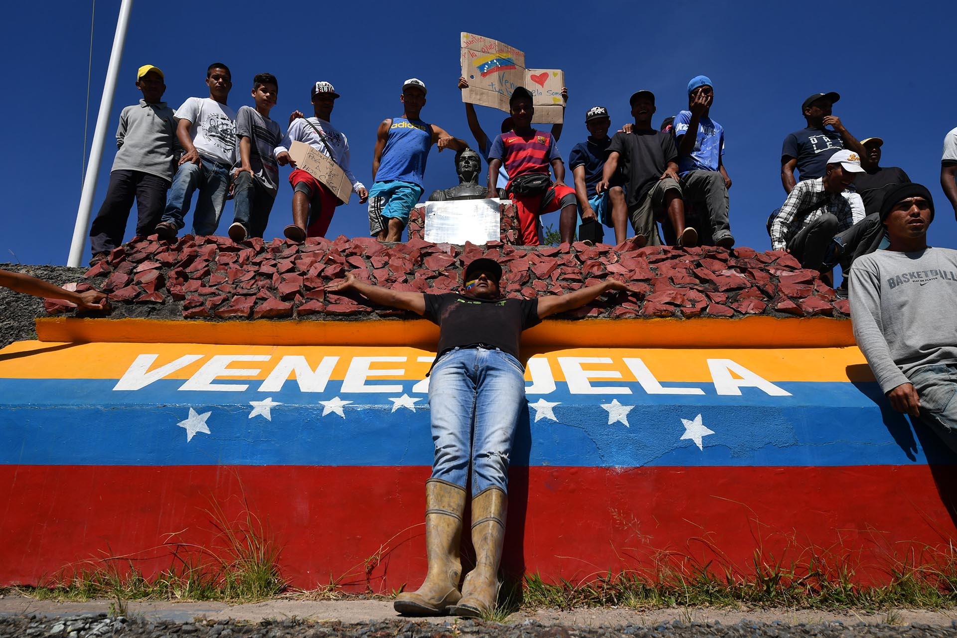 El 23 de febrero de 2019, la gente se encuentra en la frontera entre Brasil y Venezuela en Pacaraima, estado de Roraima, Brasil (AFP)