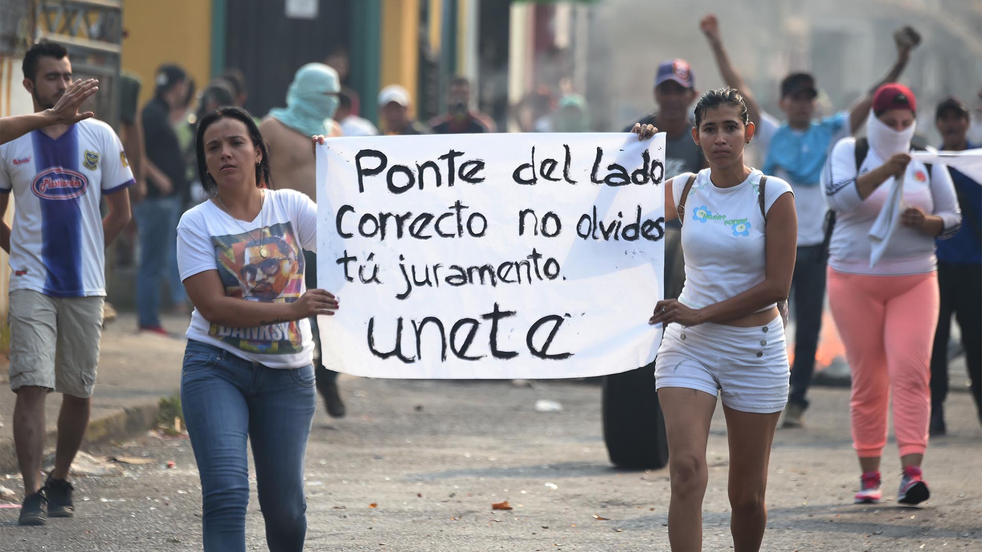 Los venezolanos realizaron una protesta en la ciudad fronteriza de Ureña, Tachira, luego de que el gobierno del dictador NIcolas Maduro ordenara el cierre temporal de la frontera con Colombia (AFP)