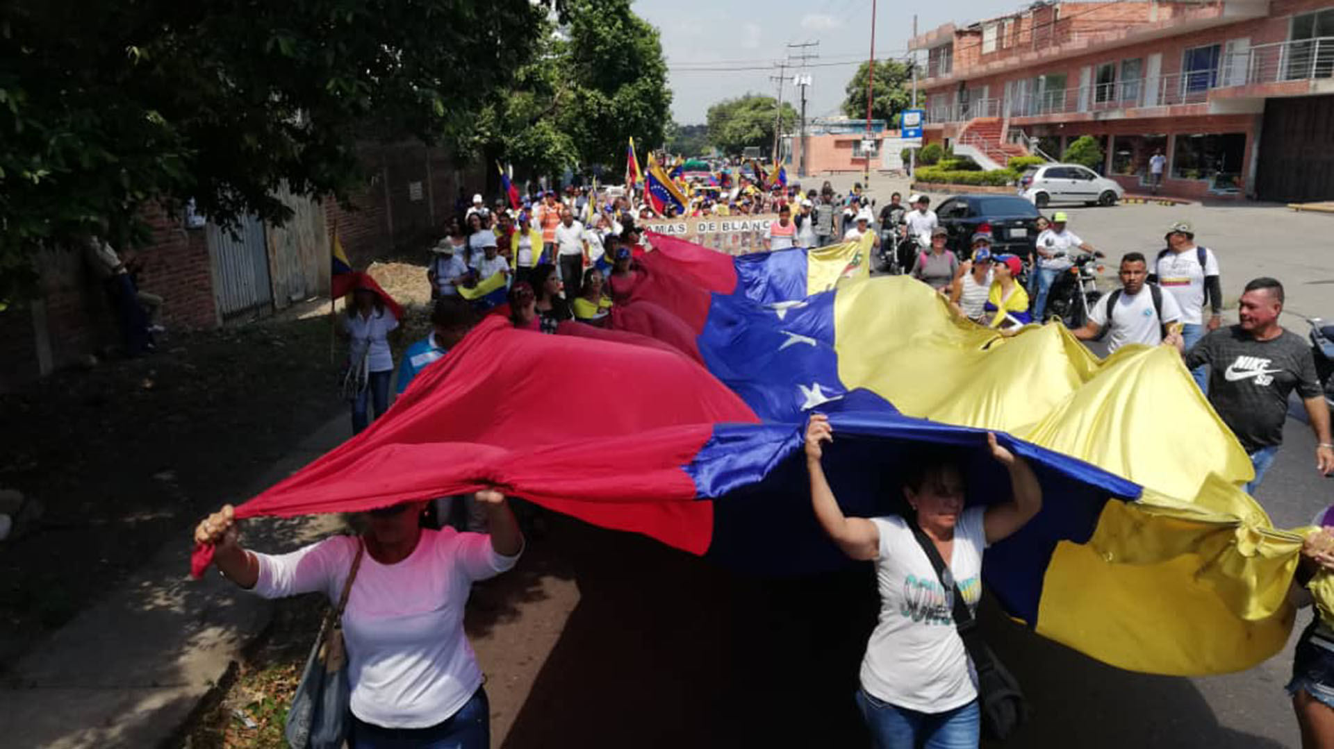 Manifestaciones en el centro de Caracas para presionar al régimen de Nicolás Maduro para que permita el ingreso de la ayuda humanitaria (@luzdarydepablos)