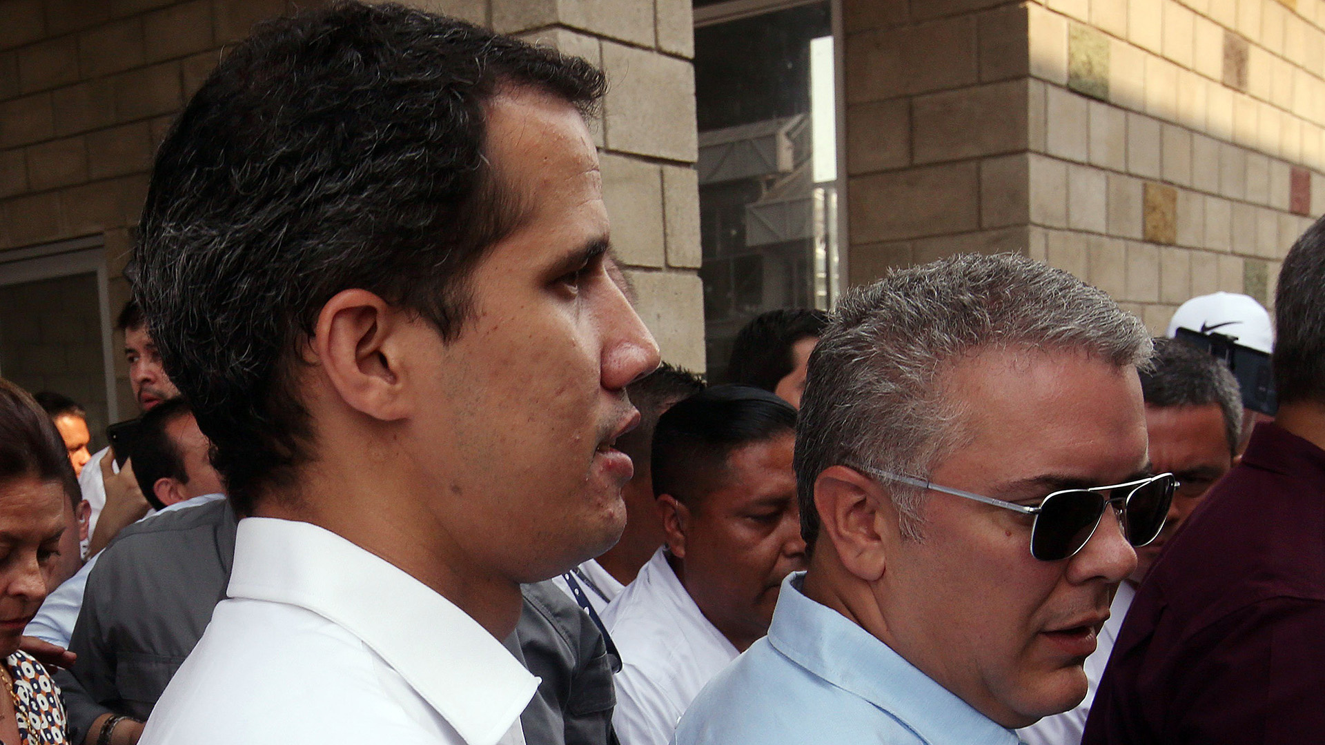 El presidente de la Asamblea Nacional de Venezuela, Juan Guaidó (i), y el presidente de Colombia, Iván Duque (d), llegan al puente internacional Tienditas este sábado, en Cúcuta (Colombia). (EFE/ Mauricio Duenas Castaneda)