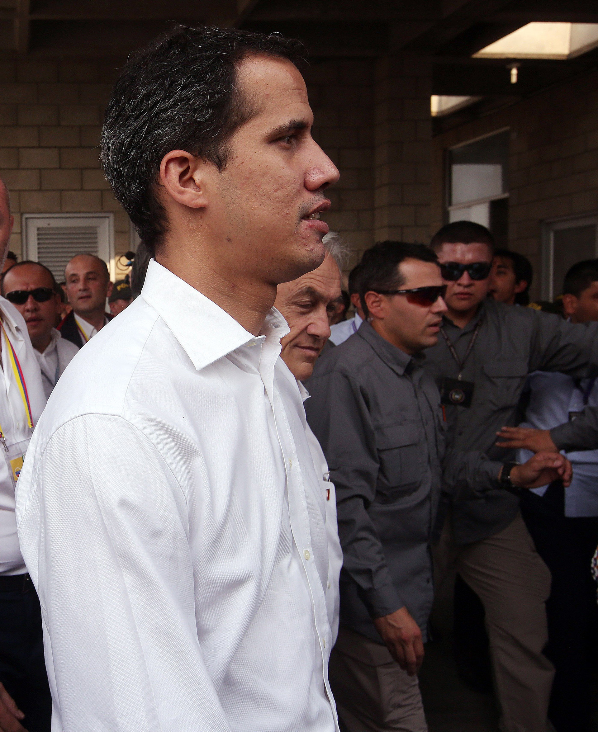 El jefe del Parlamento venezolano y líder opositor, Juan Guaidó (i), acompañado del presidente de Chile, Sebastián Piñera (c), llegan al puente internacional Tienditas este sábado, en Cúcuta (Colombia). Guaidó, acompañado entre otros por el presidente de Chile, Sebastián Piñera, el de Colombia, Iván Duque, y el secretario general de la OEA, Luis Almagro, visitó la bodega donde se almacena la ayuda humanitaria para Venezuela y que se espera sea traslada hoy hacia Venezuela. EFE/ Mauricio Duenas Castaneda