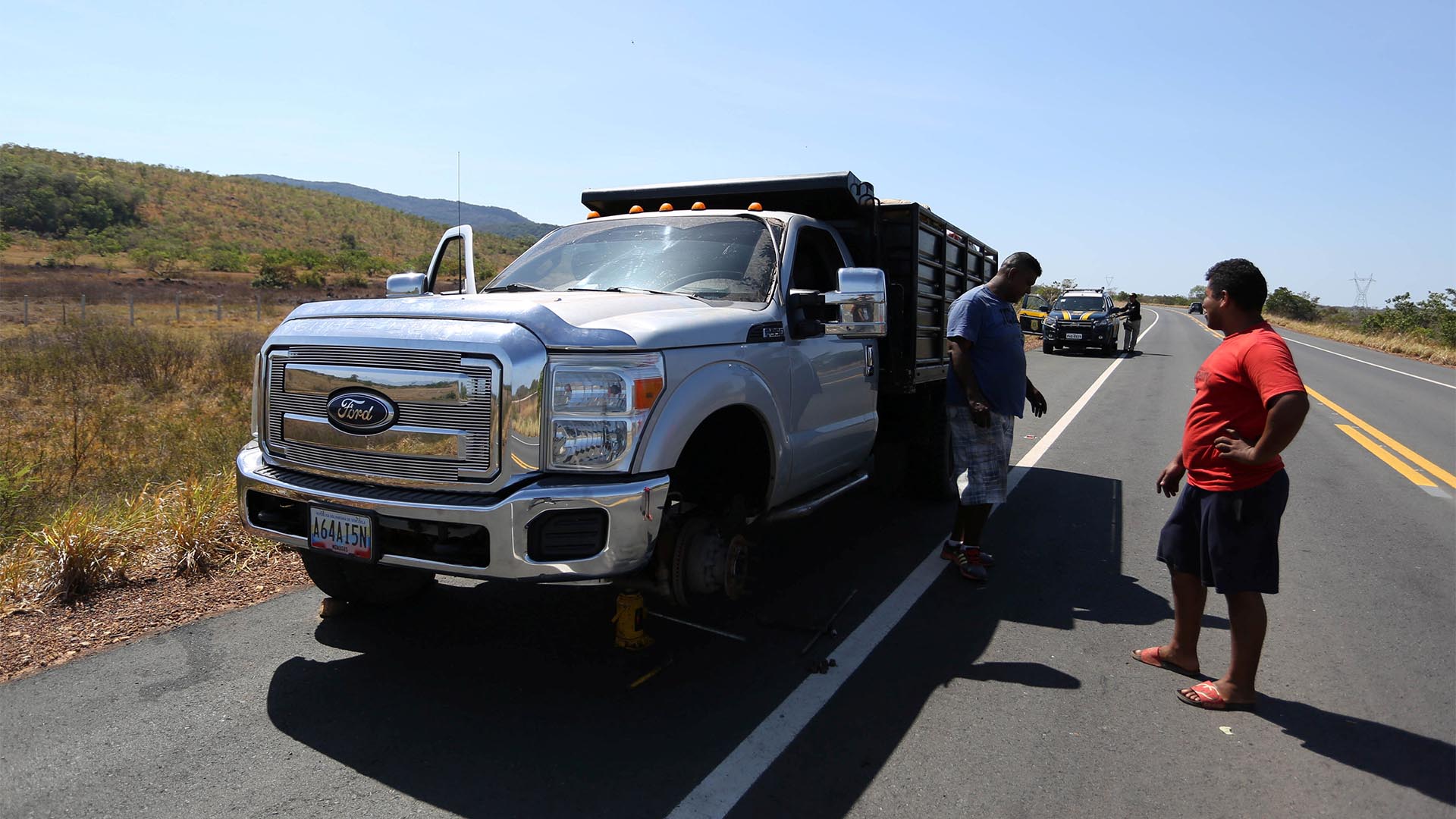 Un camión con ayuda humanitaria a Venezuela se ve descompuesto en el camino a la frontera Brasil-Venezuela en Pacaraima, estado de Roraima (Reuters)