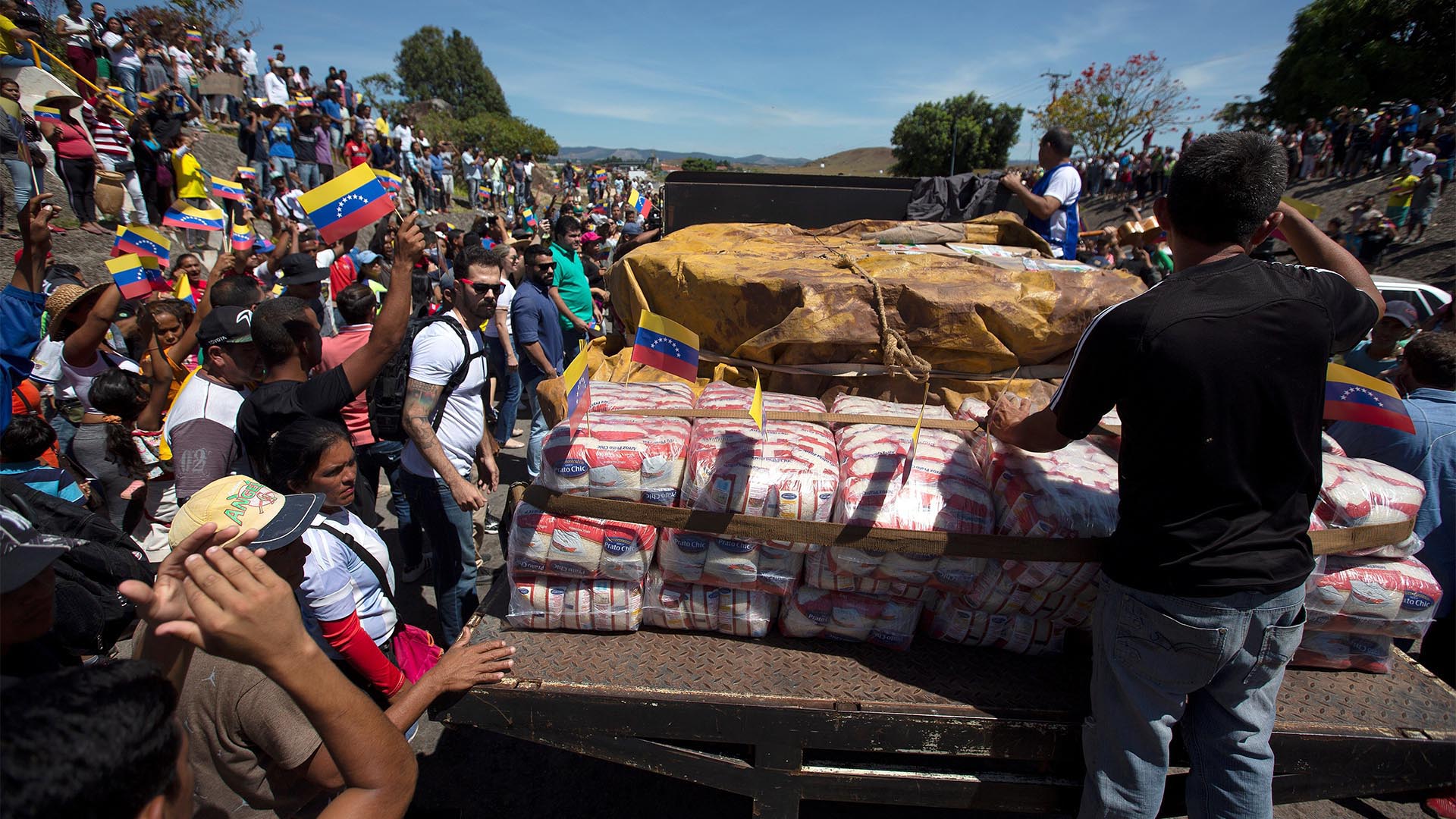 Los camiones no pudieron ingresar con la ayuda humanitaria, ni por Colombia ni por Brasil (REUTERS/Ricardo Moraes)