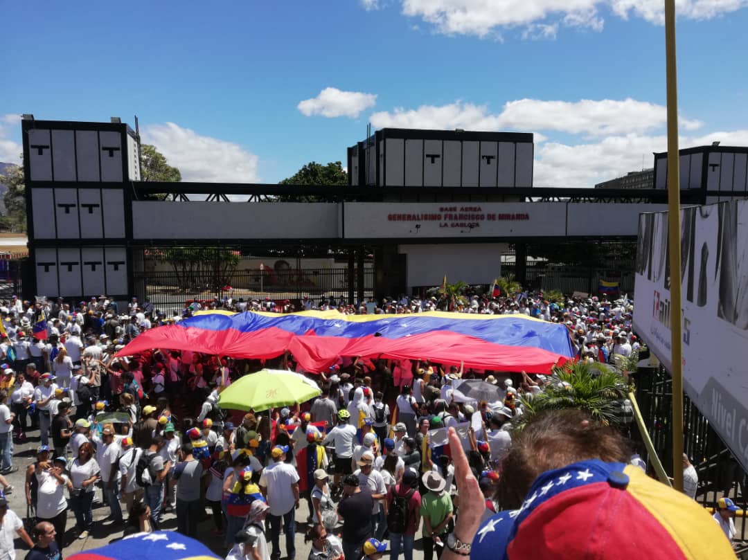 Cientos de venezolanos se acercaron al aeropuerto militar de La Carlota, en Caracas, para presionar al personal para que deserten y no continúen apoyando al régimen dictatorial de Nicolás Maduro (Infobae)