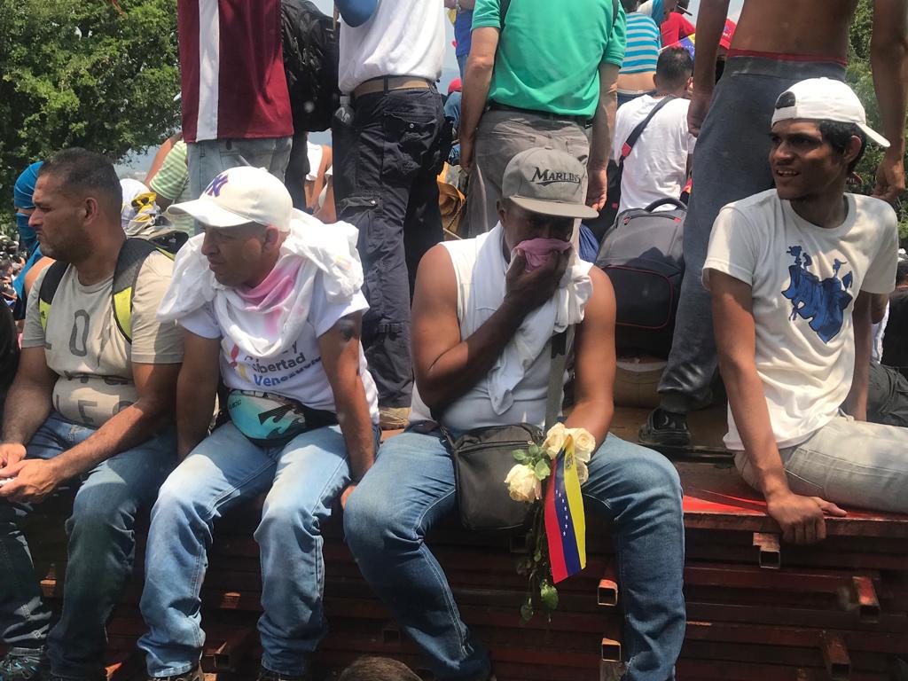 La Policía Bolivariana reprime con gases a los venezolanos que quieren cruzar la frontera con la ayuda humanitaria (Román Lejtman)