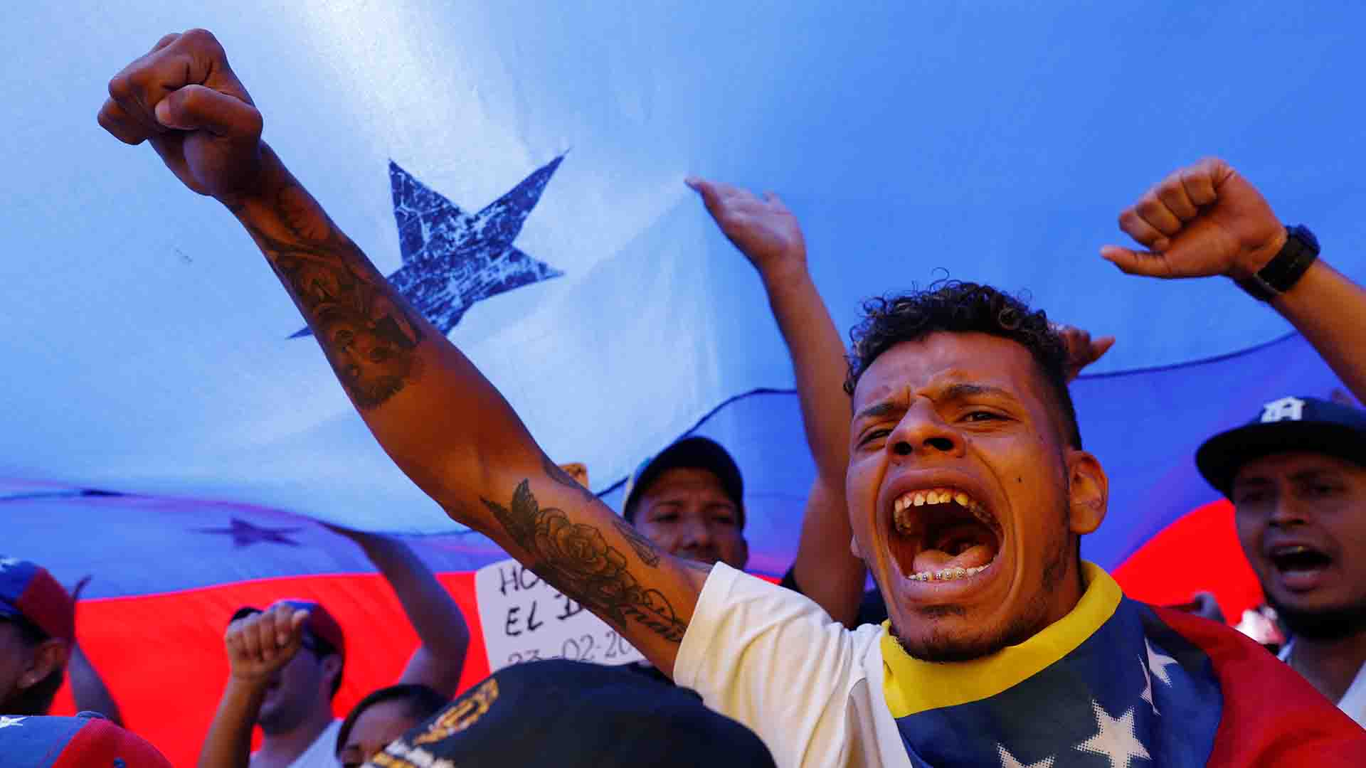 Los partidarios del líder opositor venezolano Juan Guaidó participan en un acto para exigir al dictador Nicolás Maduro que permita la entrada de ayuda humanitaria en Caracas (Reuters)