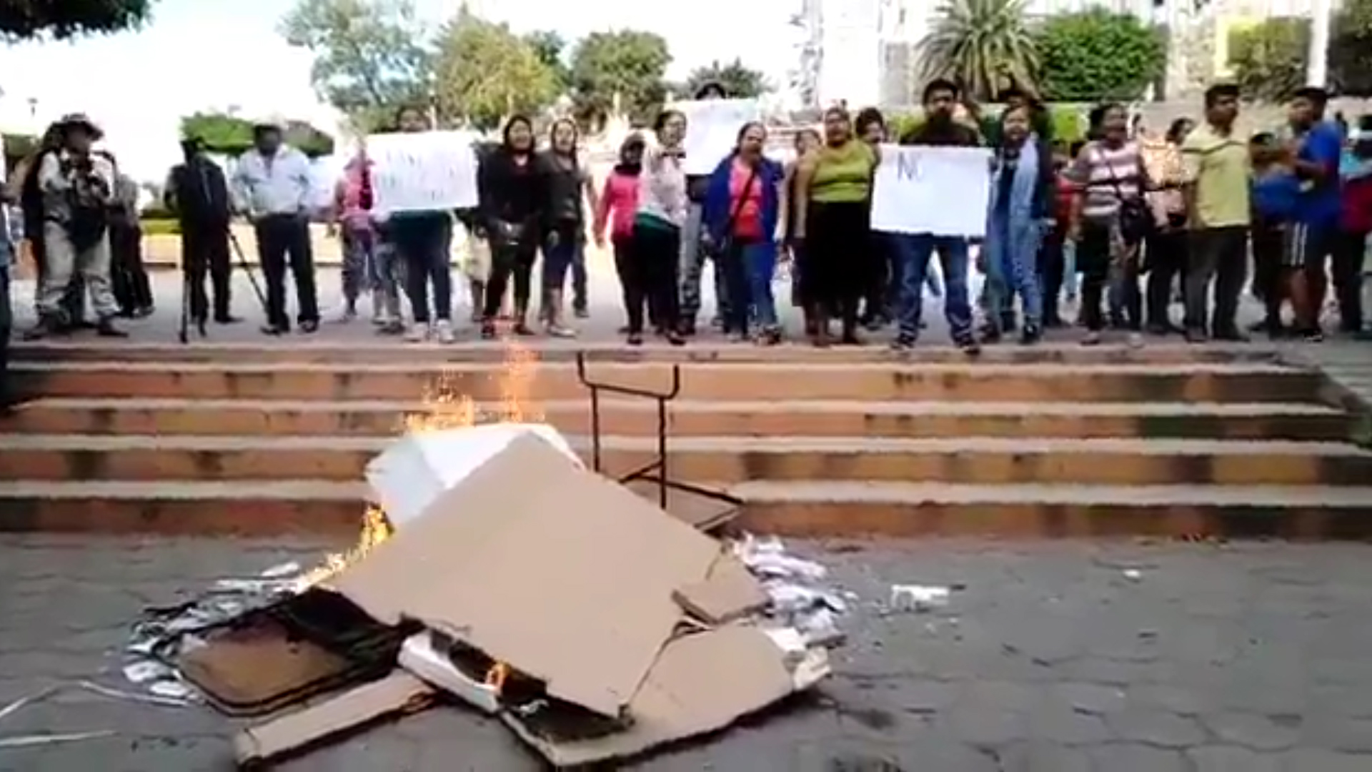 Otro grupo de manifestantes quemó más boletas y casillas en la comunidad de Amayuca del municipio de Jantetelco. (Foto: captura de pantalla)