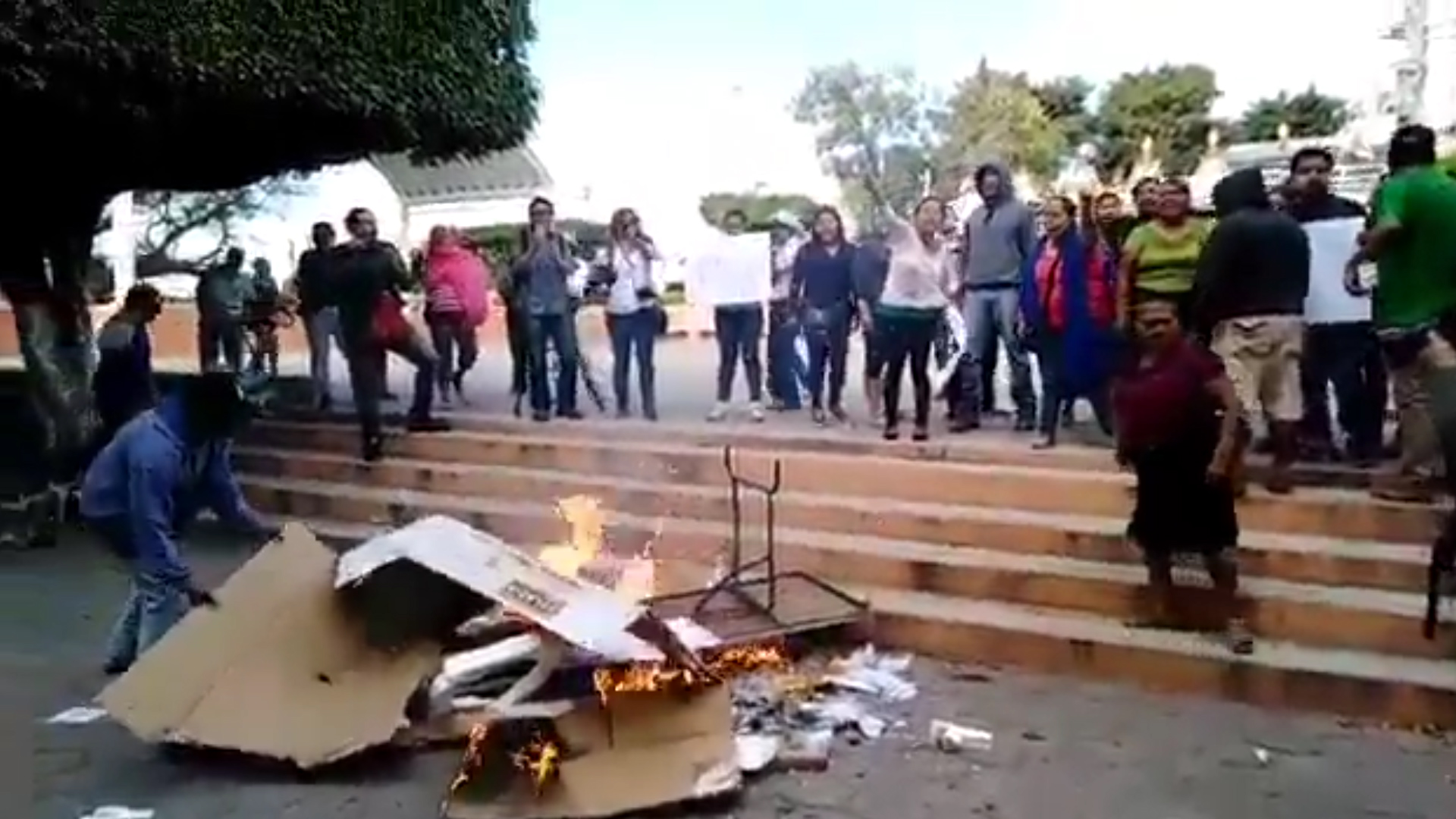 “¡Samir no murió, el gobierno lo mató!”, gritaron los habitantes de Amilcingo al quemar las casillas (Foto: captura de pantalla)