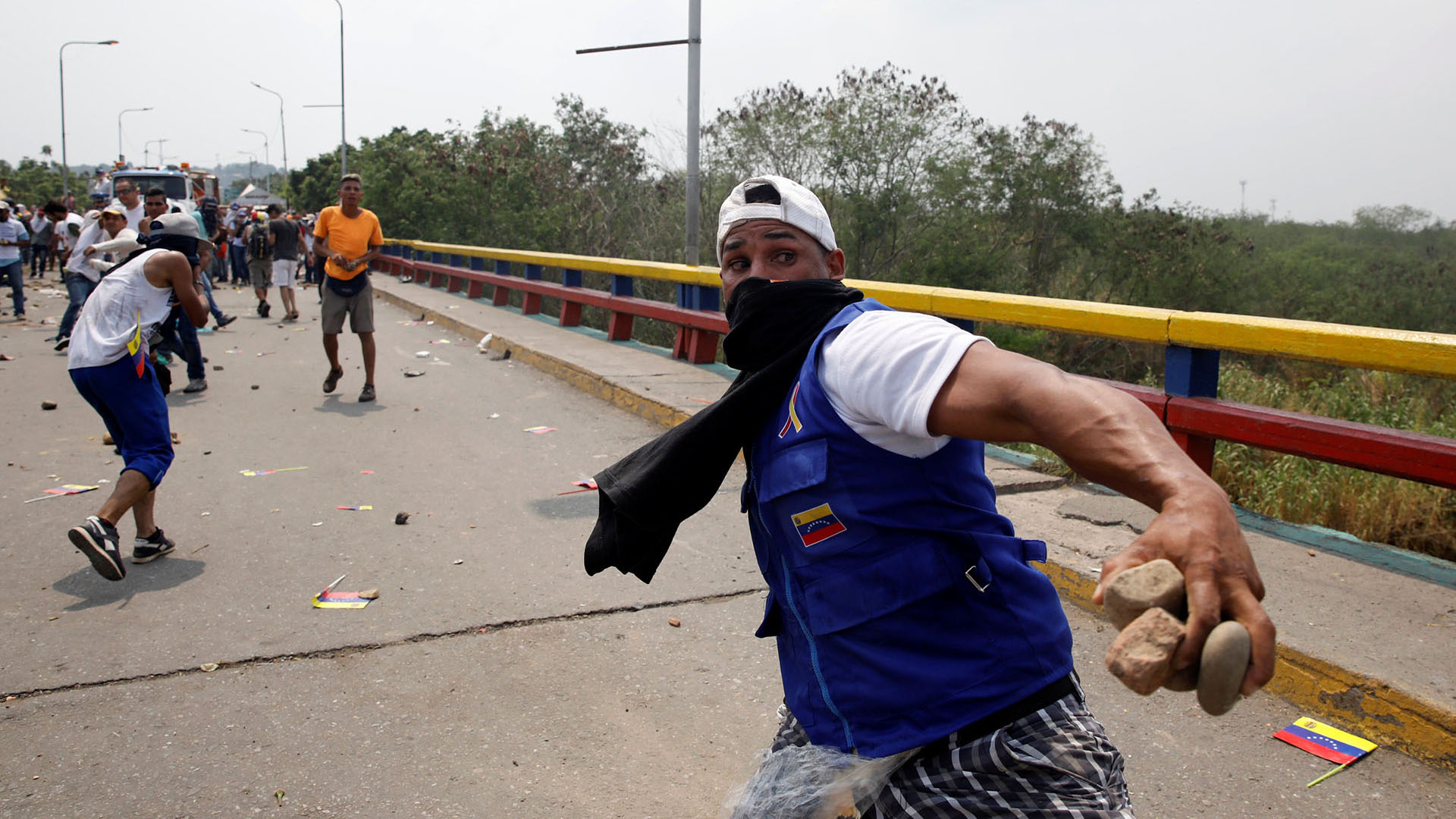 Los manifestantes se enfrentan a las fuerzas de seguridad de Venezuela en el puente Francisco de Paula Santander en la frontera entre Colombia y Venezuela, visto desde Cucuta (Reuters)