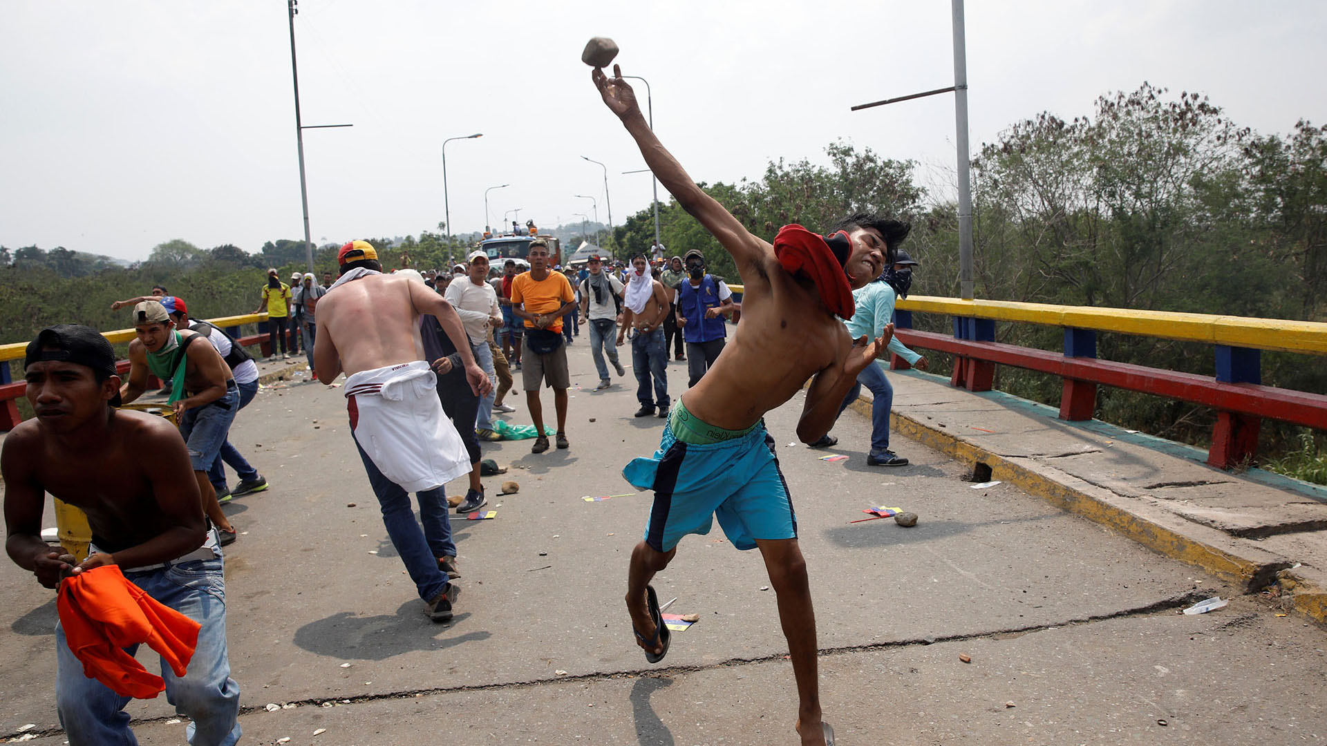 La dictadura de Nicolás Maduro no permite el paso de venezolanos hacia su territorio y reprime de manera brutal (Rueters)